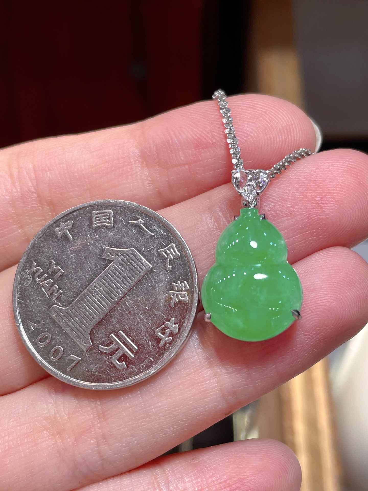 阳绿翡翠葫芦吊坠，满色，料子水润通透，种老起光。18k金镶嵌，非常时尚好看，16.5-12.5-3.9