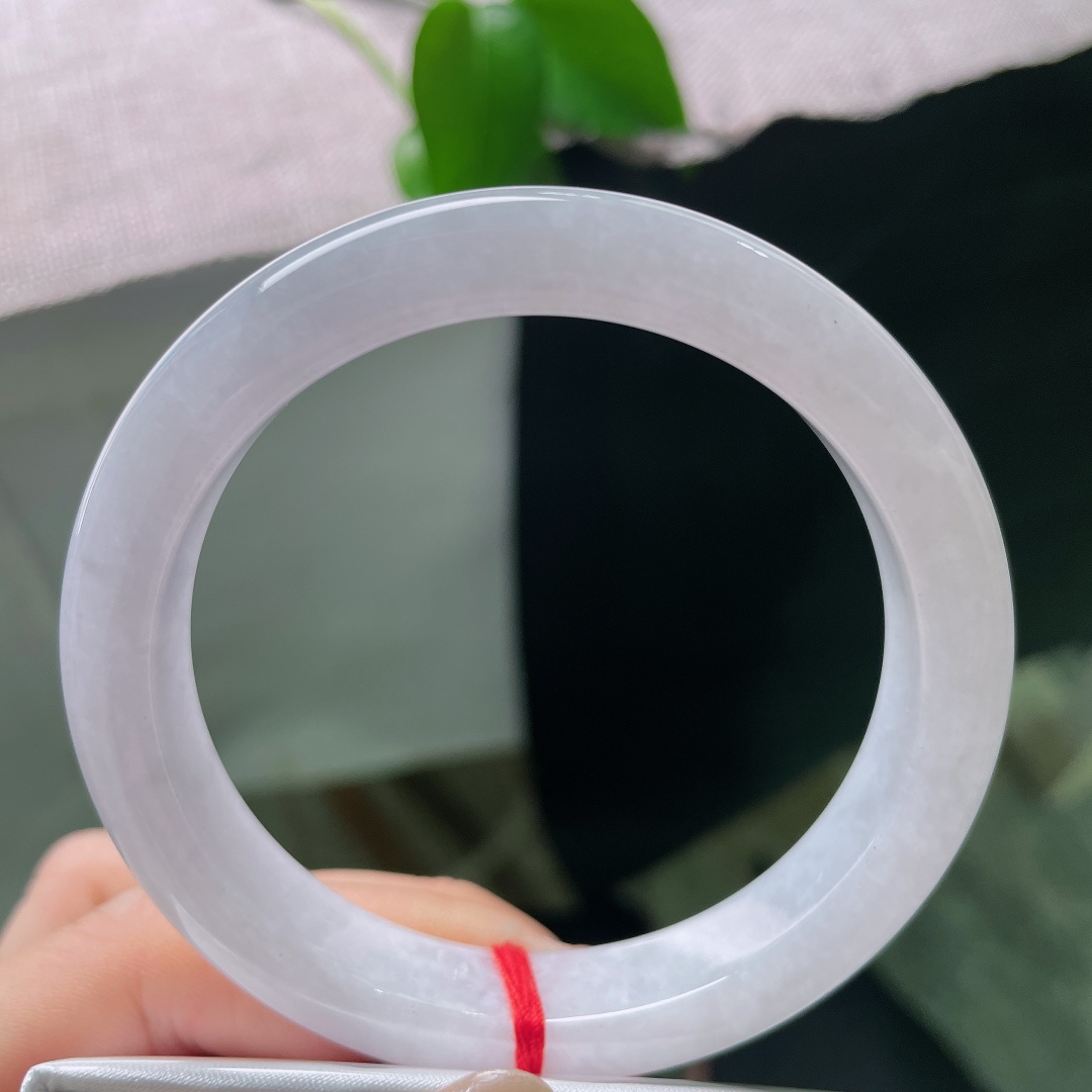 白月光正圈，一点皮纹，玉质温润细腻，如同月光凝炼而成，镯面流转淡淡的柔光。ss58532a