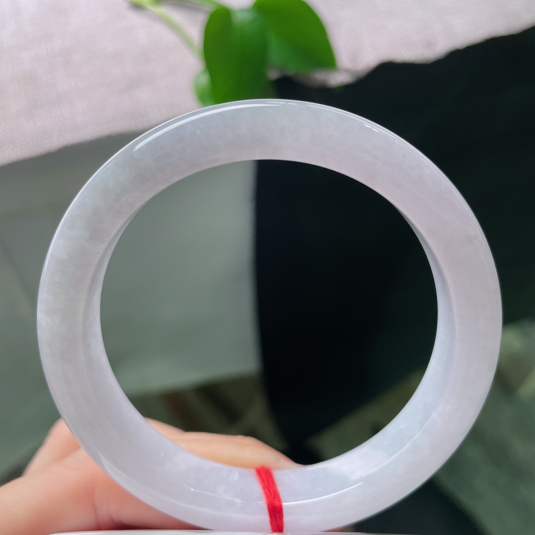 白月光正圈，一点皮纹，玉质温润细腻，如同月光凝炼而成，镯面流转淡淡的柔光。ss58532a