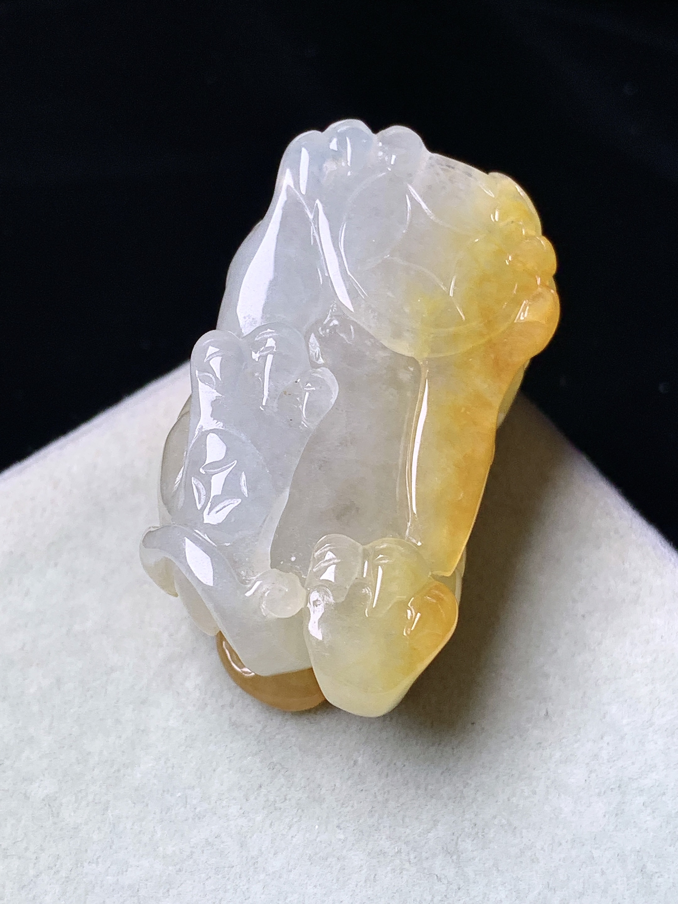 黄翡貔貅吊坠 玉质细腻 色泽艳丽清新 水润亮眼 整体尺寸37.5*19.5*15.8 a5