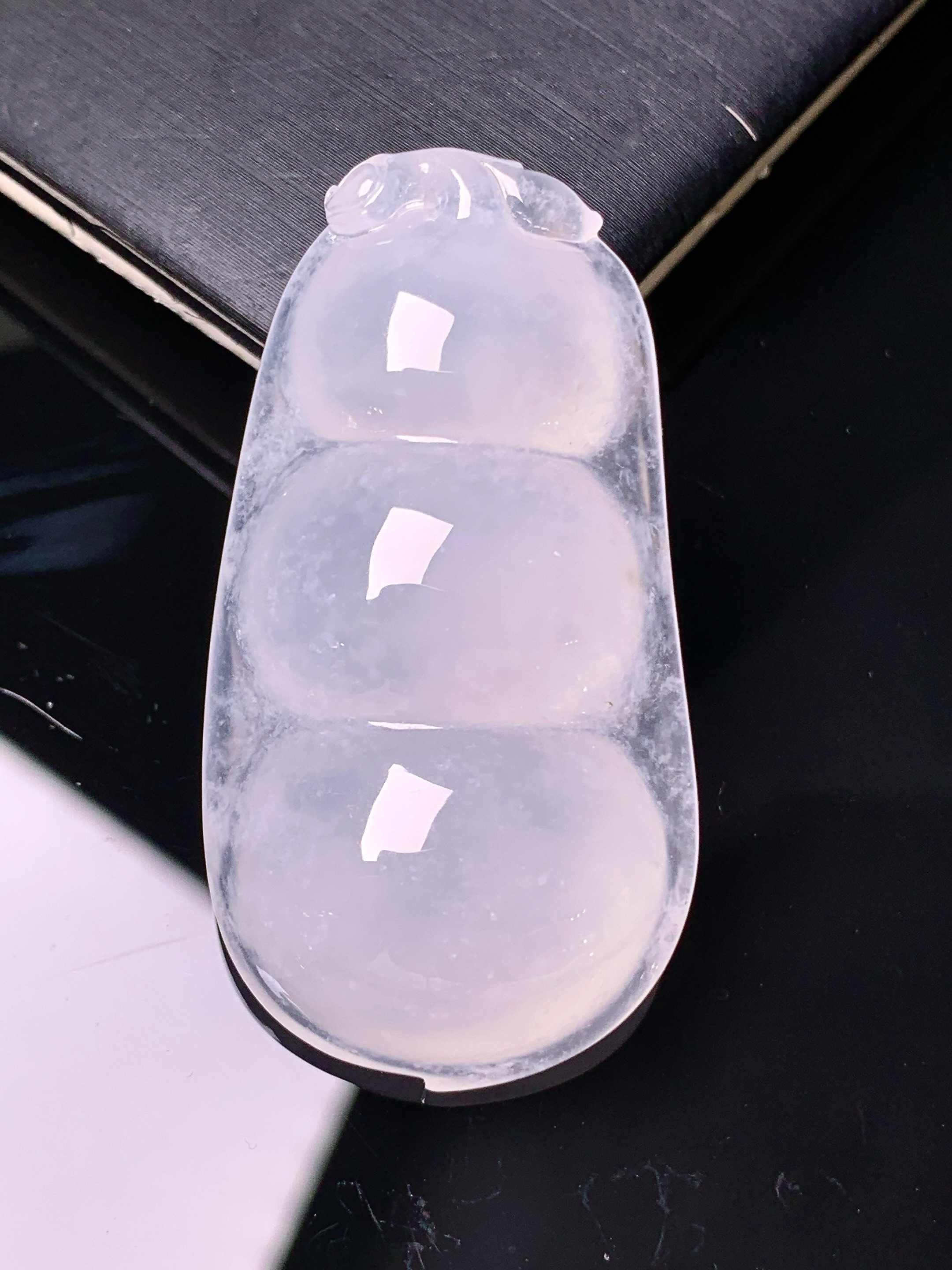 冰种四季豆吊坠 玉质细腻 色泽艳丽清新 水润亮眼 整体尺寸44.5*23.5*10 y5