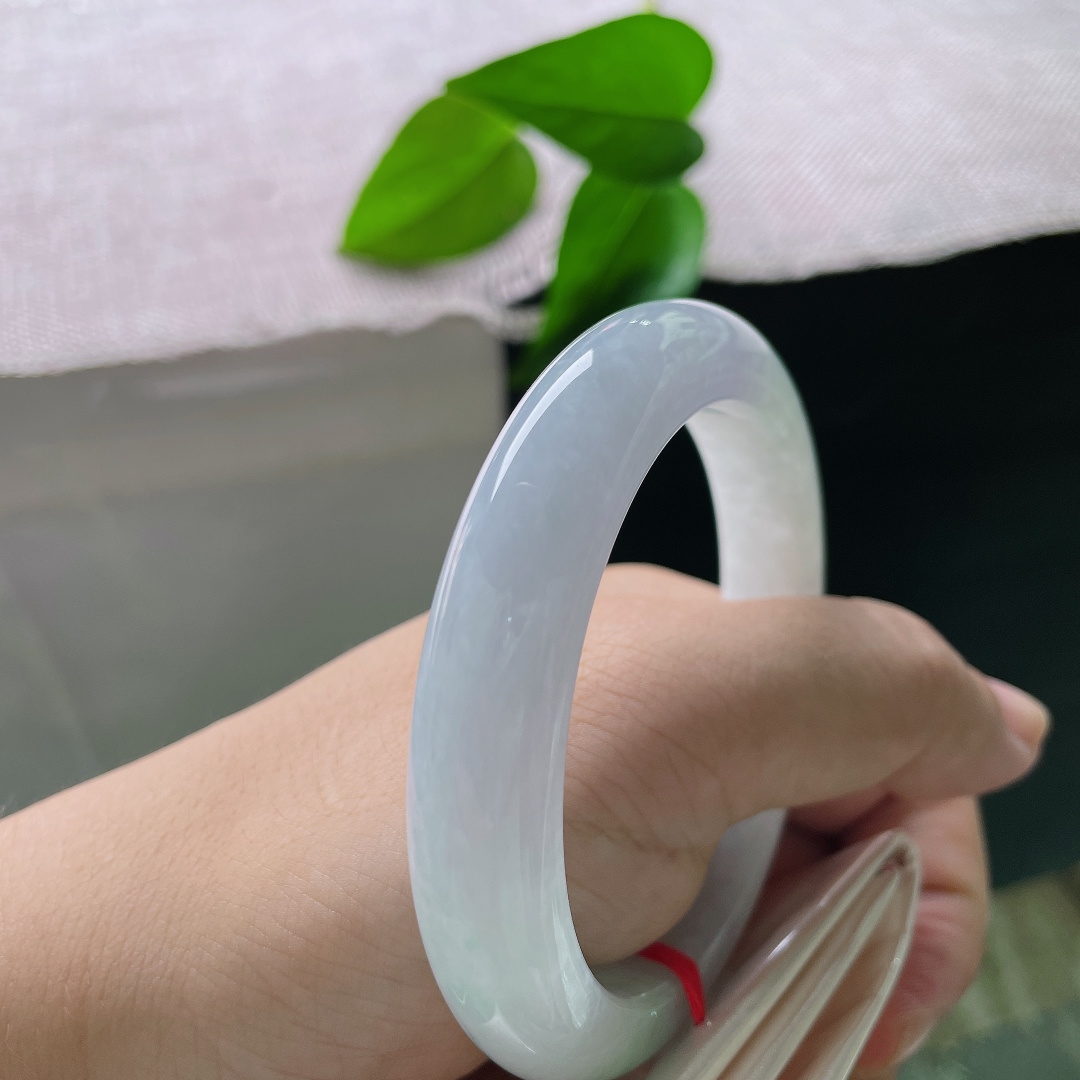 56.7/11.4/9.5，春彩正圈，一点皮纹，淡紫打底，翠色若有若无地显露，不喧嚣夺目，悄悄衬出骨子里的柔和与从容。ss58348a