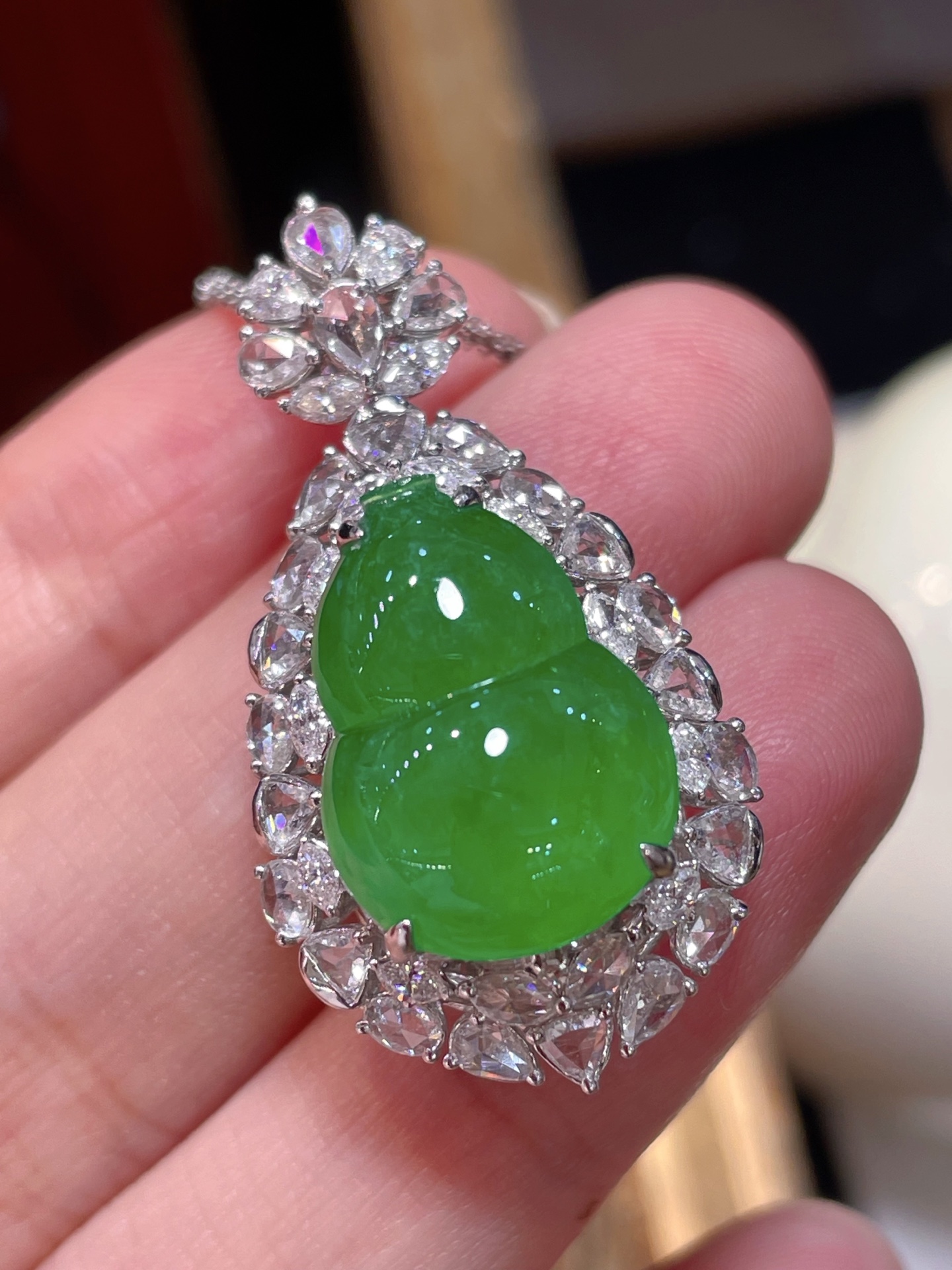 阳绿翡翠葫芦吊坠，满色，料子水润通透，种老起光。18k金镶嵌，非常时尚好看，17.4-12.5-4.8