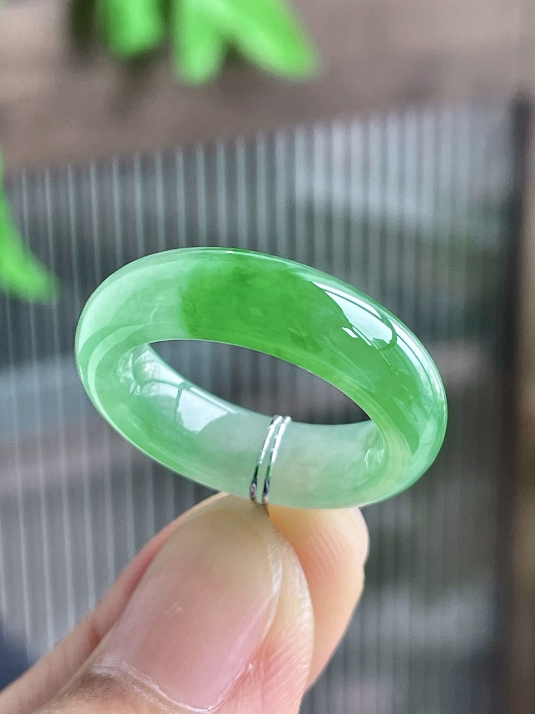 裸石冰飘阳绿戒圈指环，说明无裂性比高，尺寸6.4-4，圈口17号，重量5克