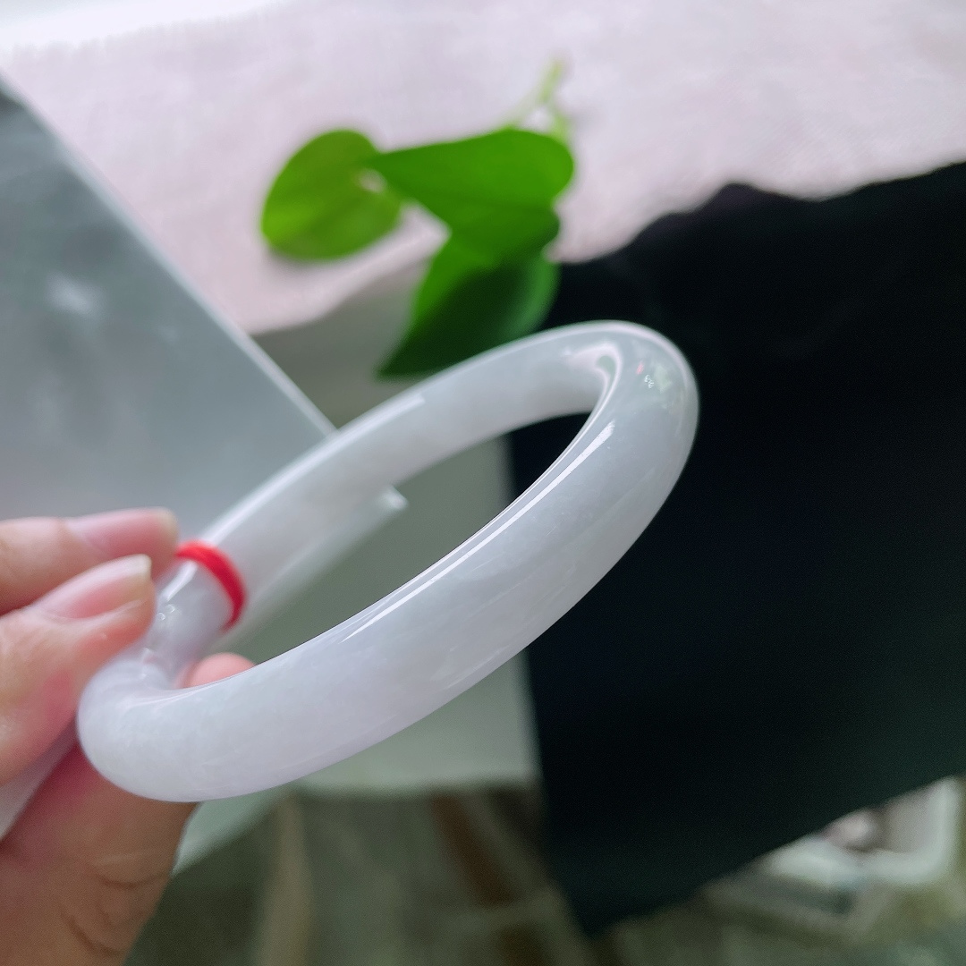 白月光圆条，一点皮纹，清润白冰底色，宛若月华融于玉间，是纯粹干净的白月光质感。ss58533a