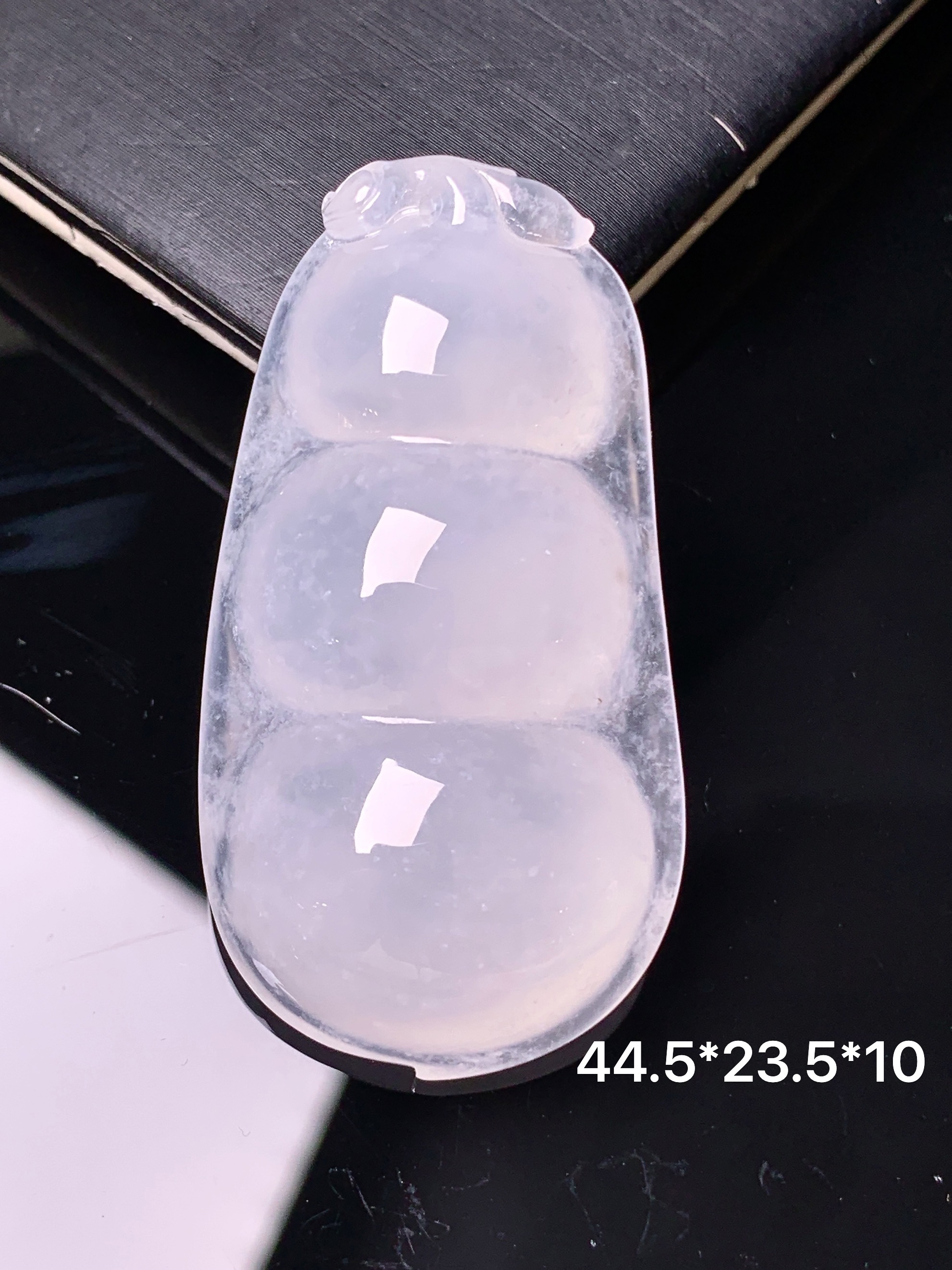 冰种四季豆吊坠 玉质细腻 色泽艳丽清新 水润亮眼 整体尺寸44.5*23.5*10 y5