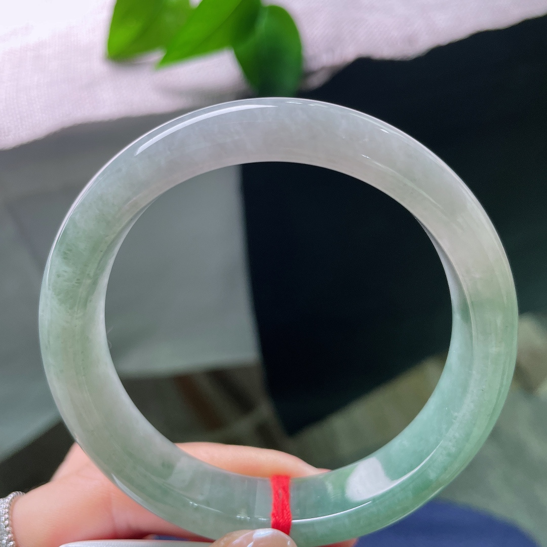 油青正圈，无裂，玉质细腻通透，水头充盈，镯身泛着温润柔光，上手冰润沁肤，触感细腻顺滑。ss58498
