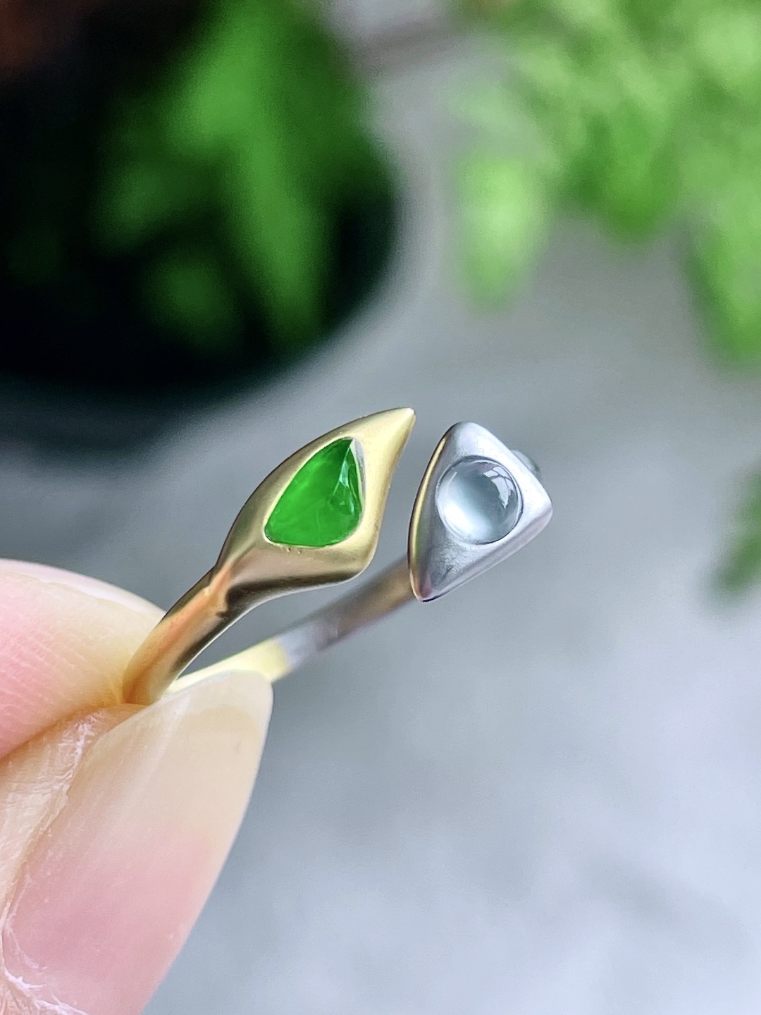 冰双彩蛋面随形戒指, 18k金镶嵌, 无裂, 性比高, 白冰, 阳绿, 整体尺寸7-5.3-3.6, 裸石尺寸3.5-3-2, 圈口13号, 重量1.4克