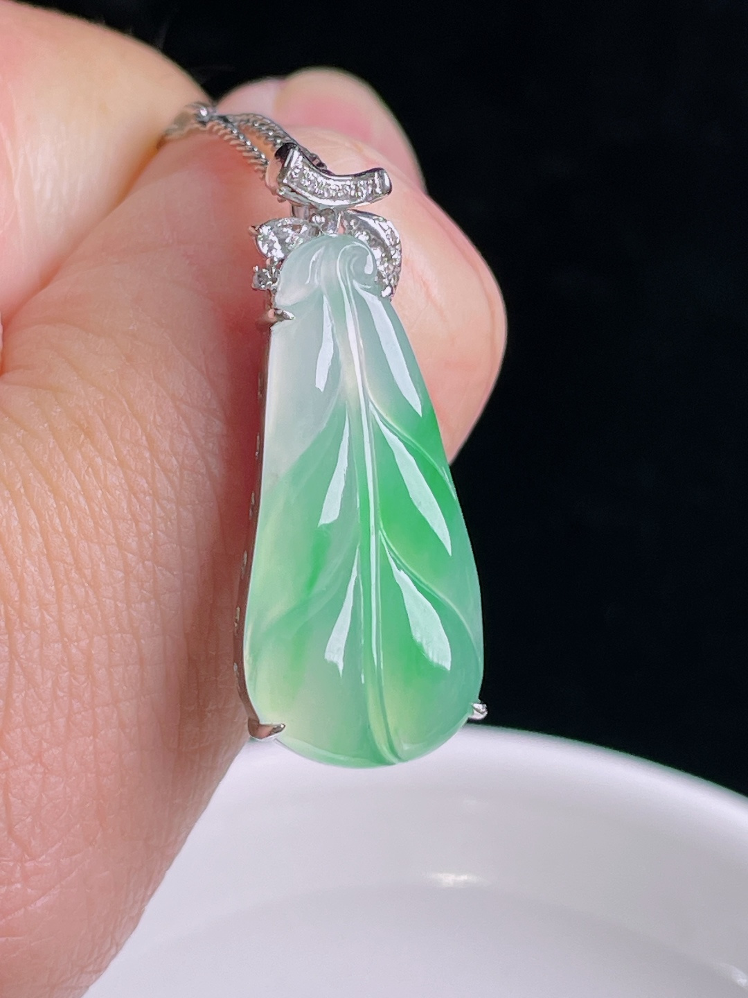 冰绿树叶叶子，18k镶嵌，老种起光，细底通透，尺寸：30.6/12.6/6.4mm0907