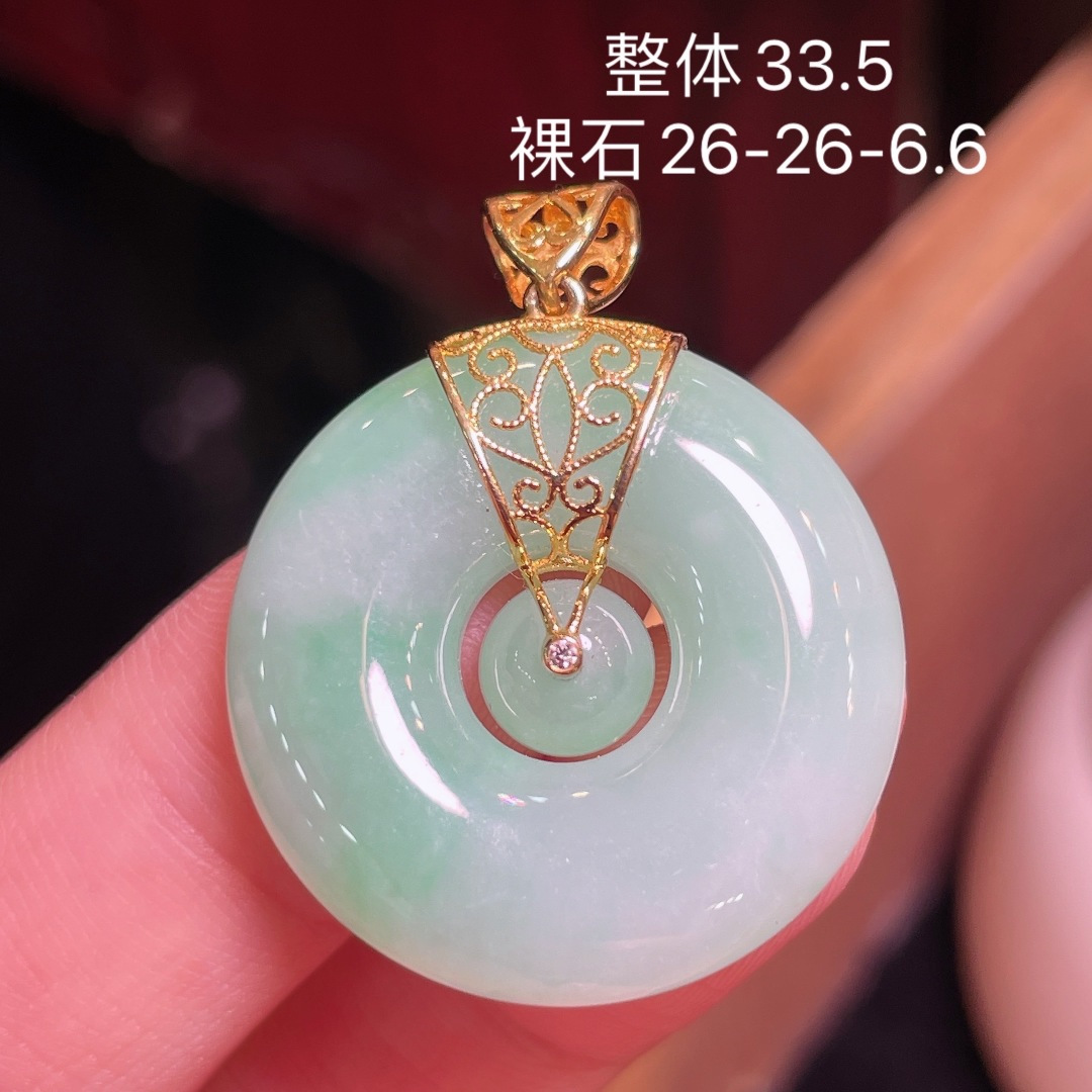 ️翡翠A货 平安扣吊坠，阳绿满色，料子冰润细腻，种老起光，18k金镶真钻，上身佩戴效果很好，尺寸
