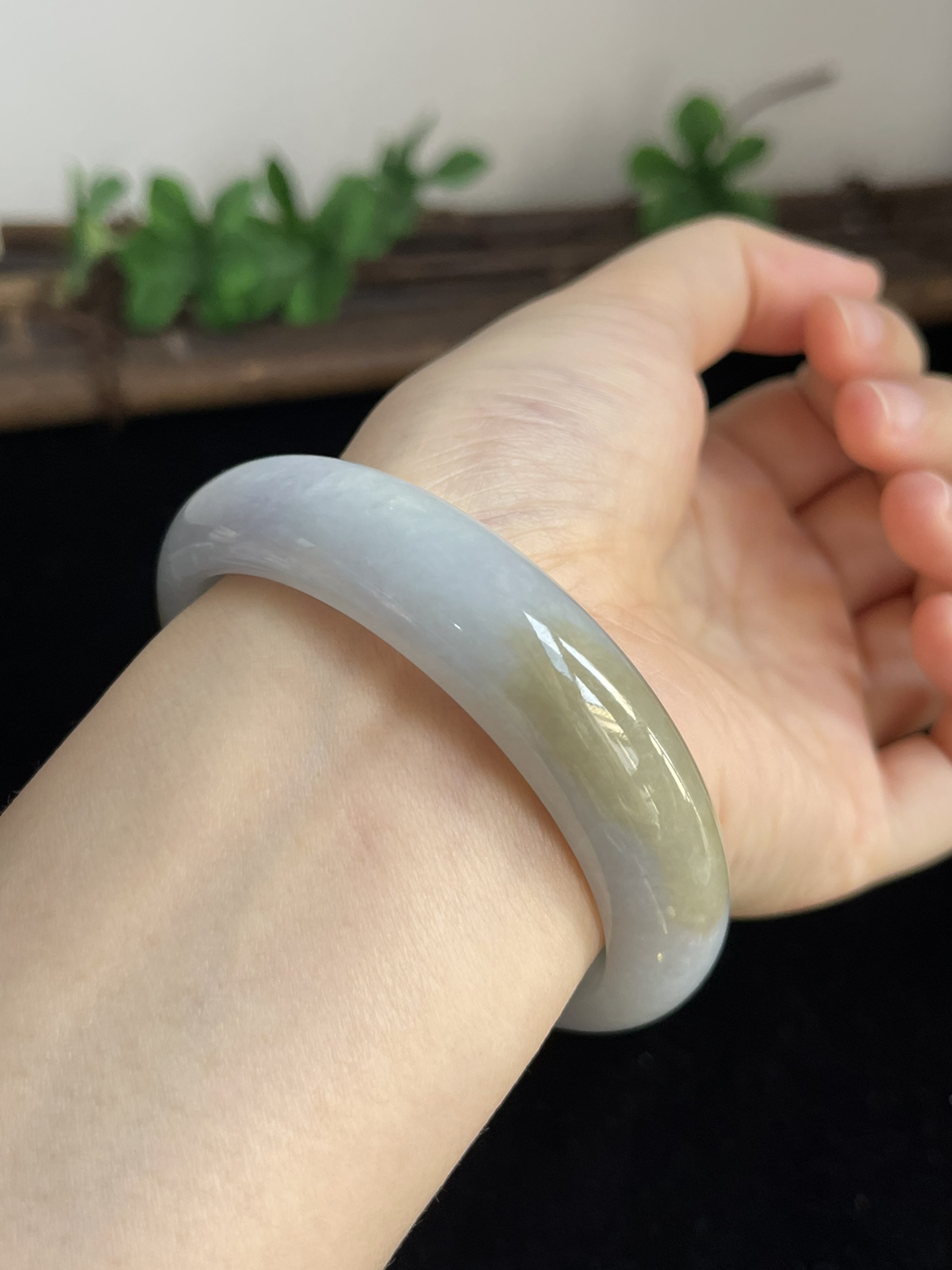正圈58.2圈口，翡翠手镯，褐黄色颜色成因未定