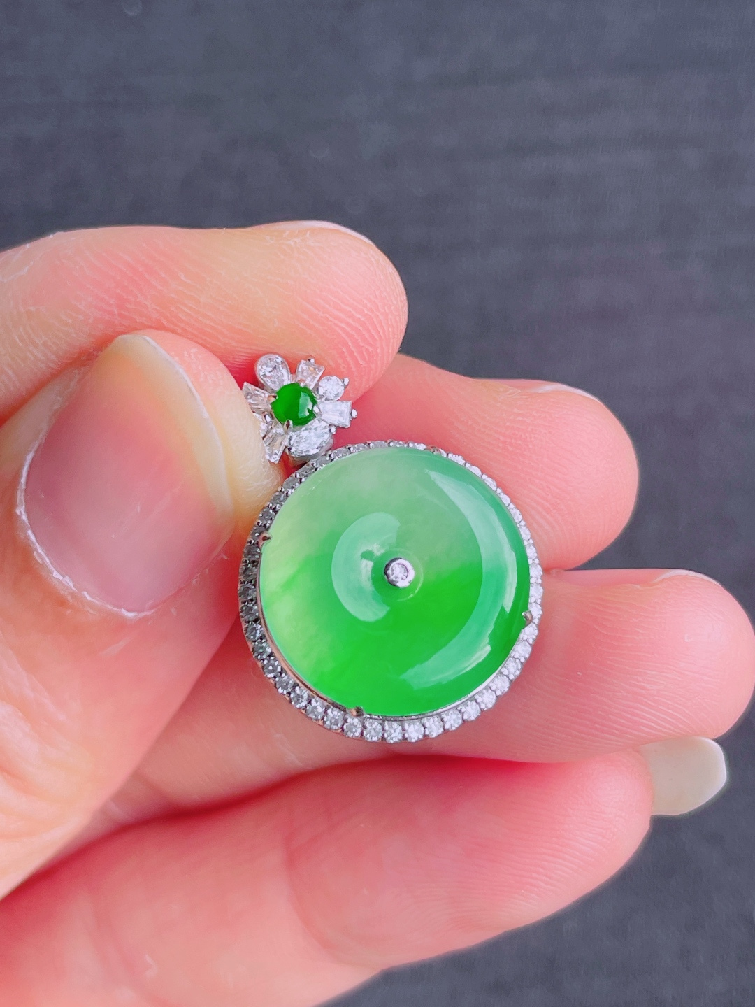 ️高冰绿平安扣吊坠，晶莹剔透，新颖时尚，无裂，15-3