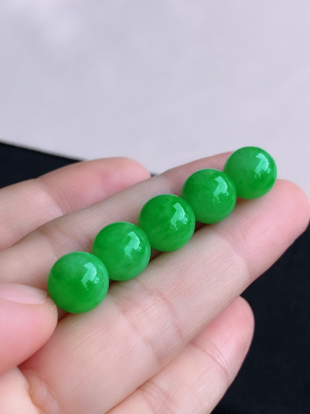 翠绿圆珠一手，色美清爽，尺寸10.8/自然光实拍