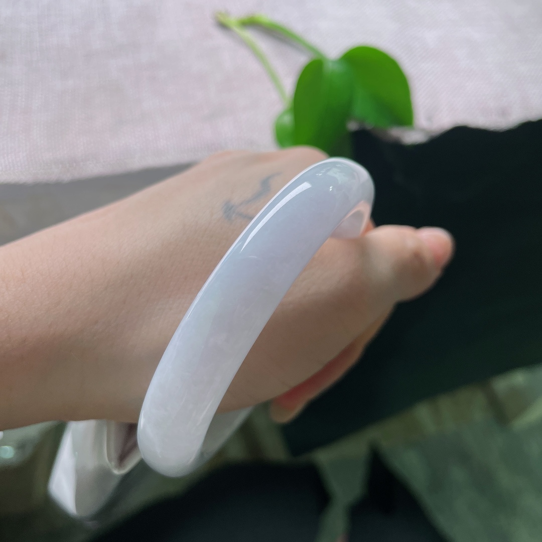 白月光正圈，一点皮纹，玉质温润细腻，如同月光凝炼而成，镯面流转淡淡的柔光。ss58532a