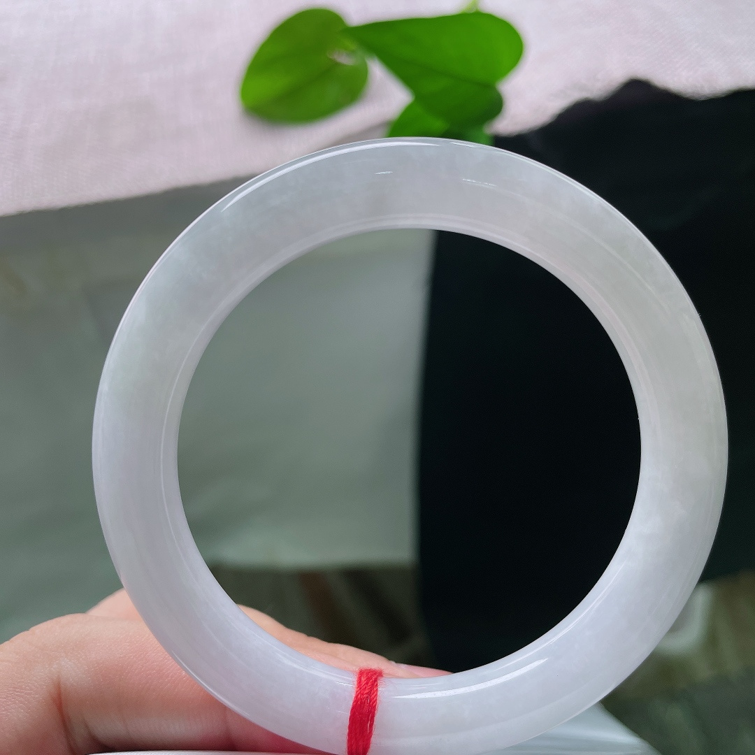 白月光圆条，一点皮纹，清润白冰底色，宛若月华融于玉间，是纯粹干净的白月光质感。ss58533a