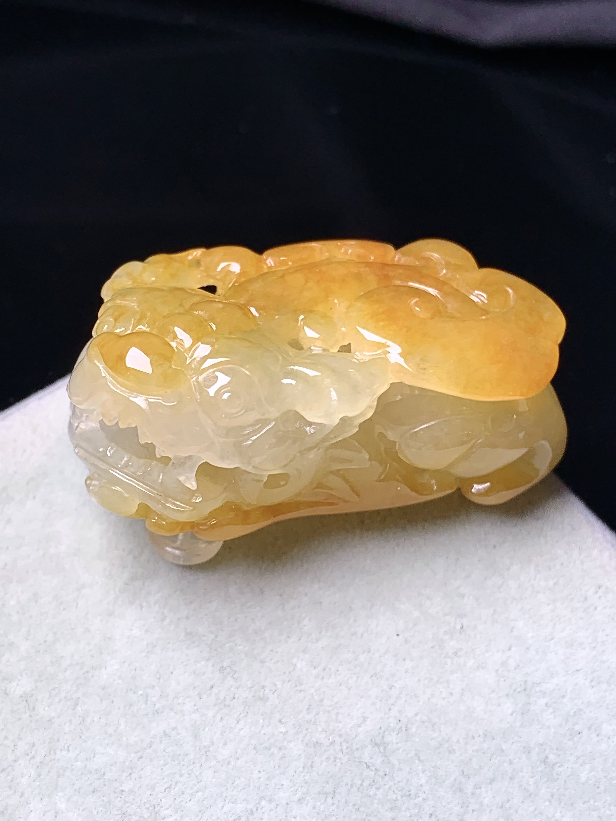 黄翡貔貅吊坠 玉质细腻 色泽艳丽清新 水润亮眼 整体尺寸37.5*19.5*15.8 a5