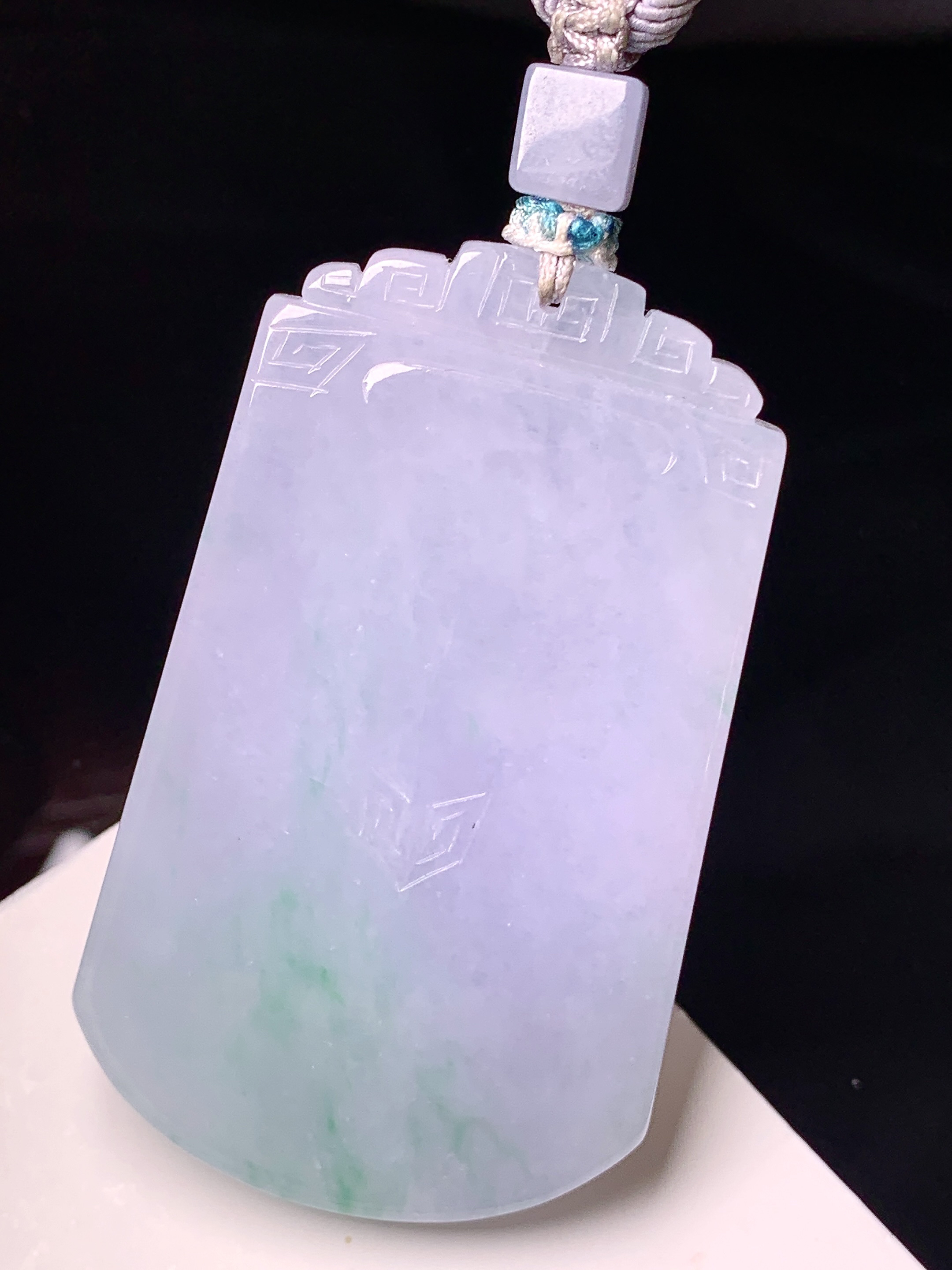 飘绿无事牌吊坠 玉质细腻 色泽艳丽清新 水润亮眼 整体尺寸55.5*33.8*6.8 a5