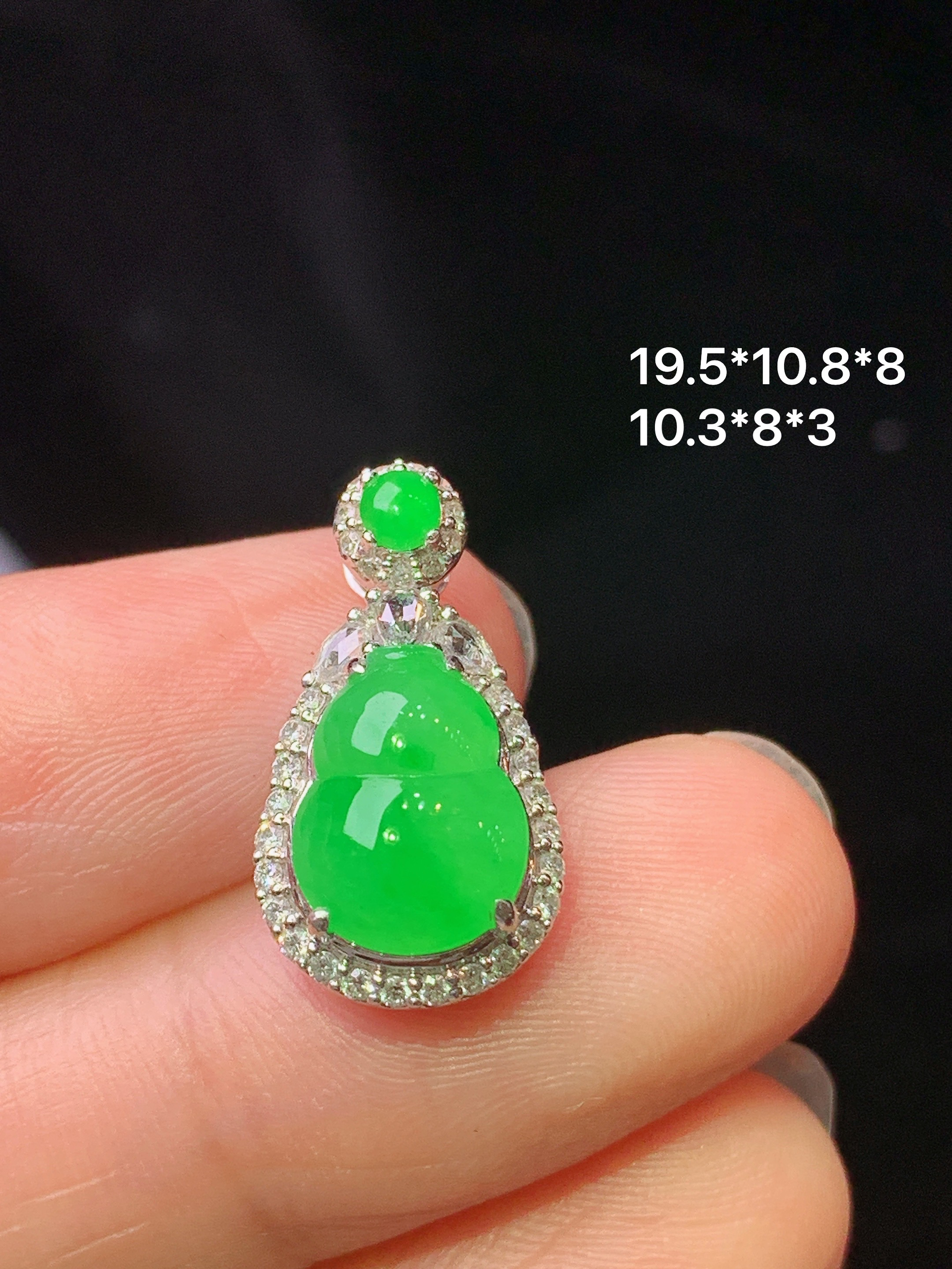 18k金钻镶嵌阳绿葫芦吊坠 玉质细腻 色泽艳丽清新  水润亮眼 整体尺寸19.5*10.8*8 i1