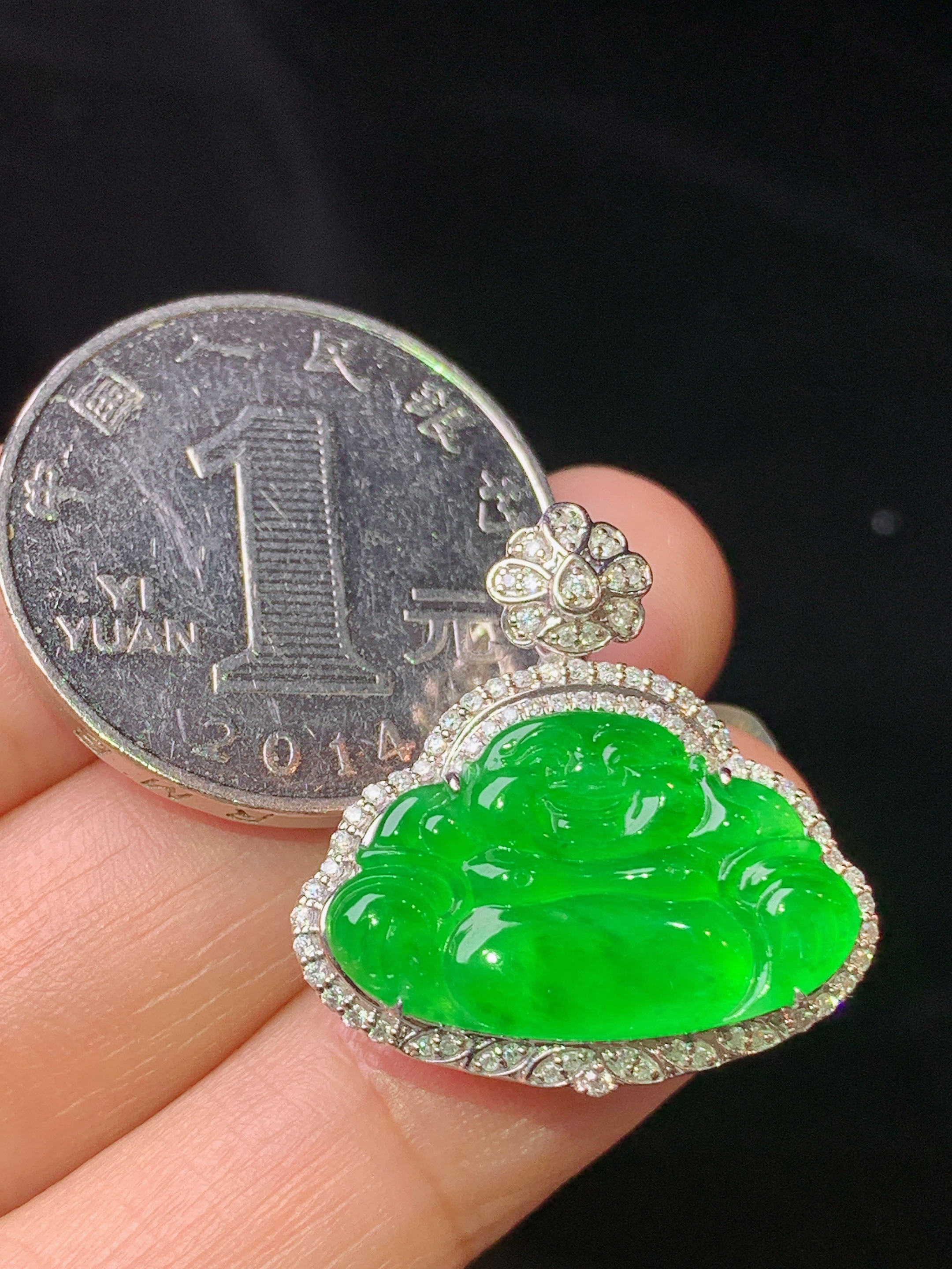 18k金钻镶嵌阳绿佛公吊坠 玉质细腻 色泽艳丽清新 水润亮眼 整体尺寸24*23*8.6 i1