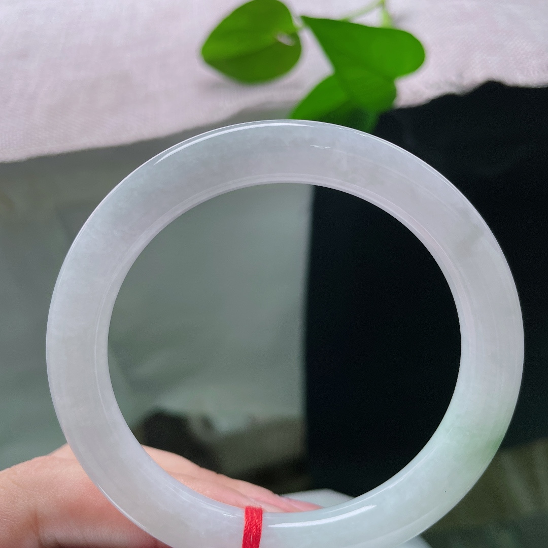 飘绿圆条，一点皮纹素净淡雅，无繁多余花色，以玉本身的素雅质感取胜。ss58525a