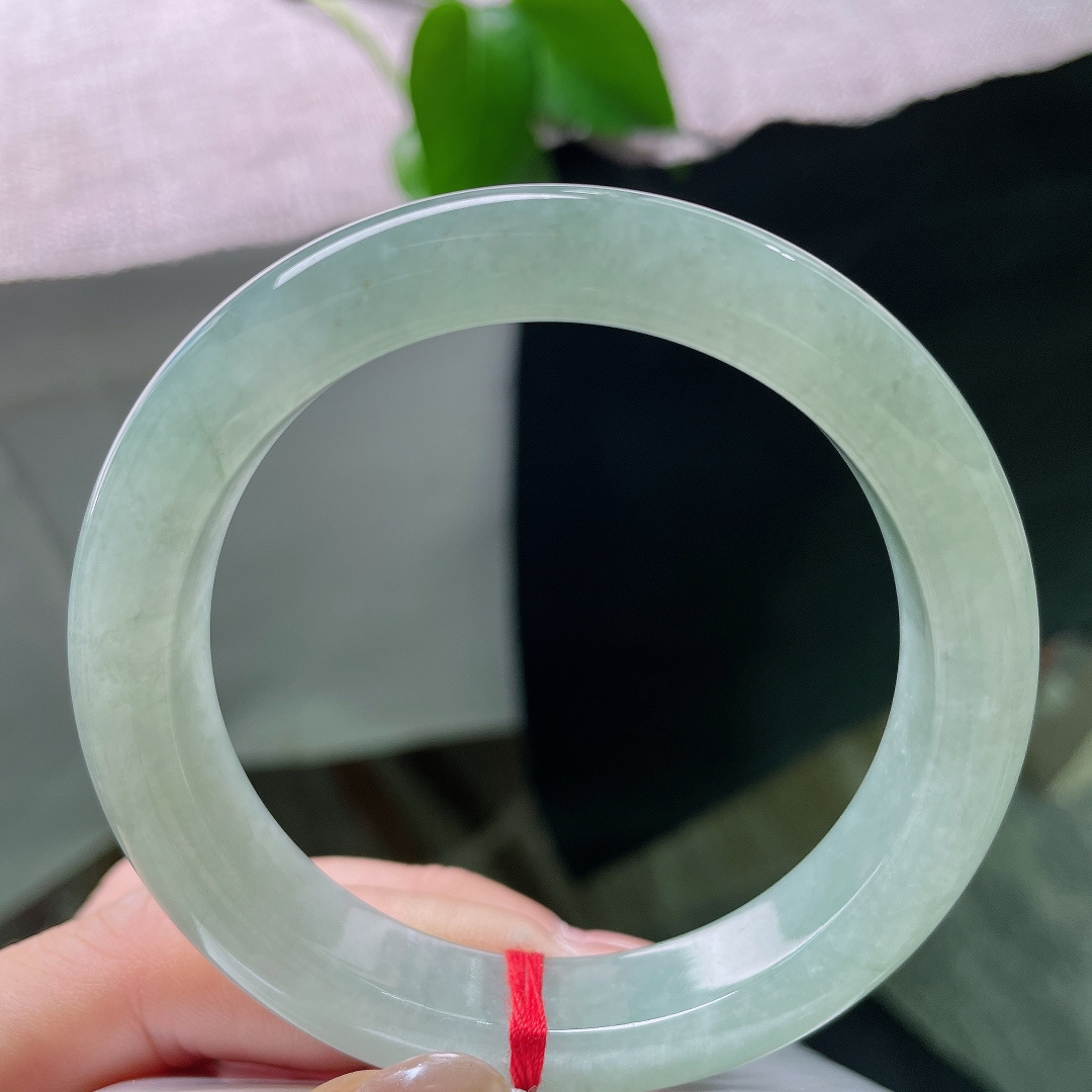 绿底正圈，皮纹，玉质细密沉敛，色调中和有度，不浓不寡，处世贵在守中道，不偏不倚，从容有度。ss58517a