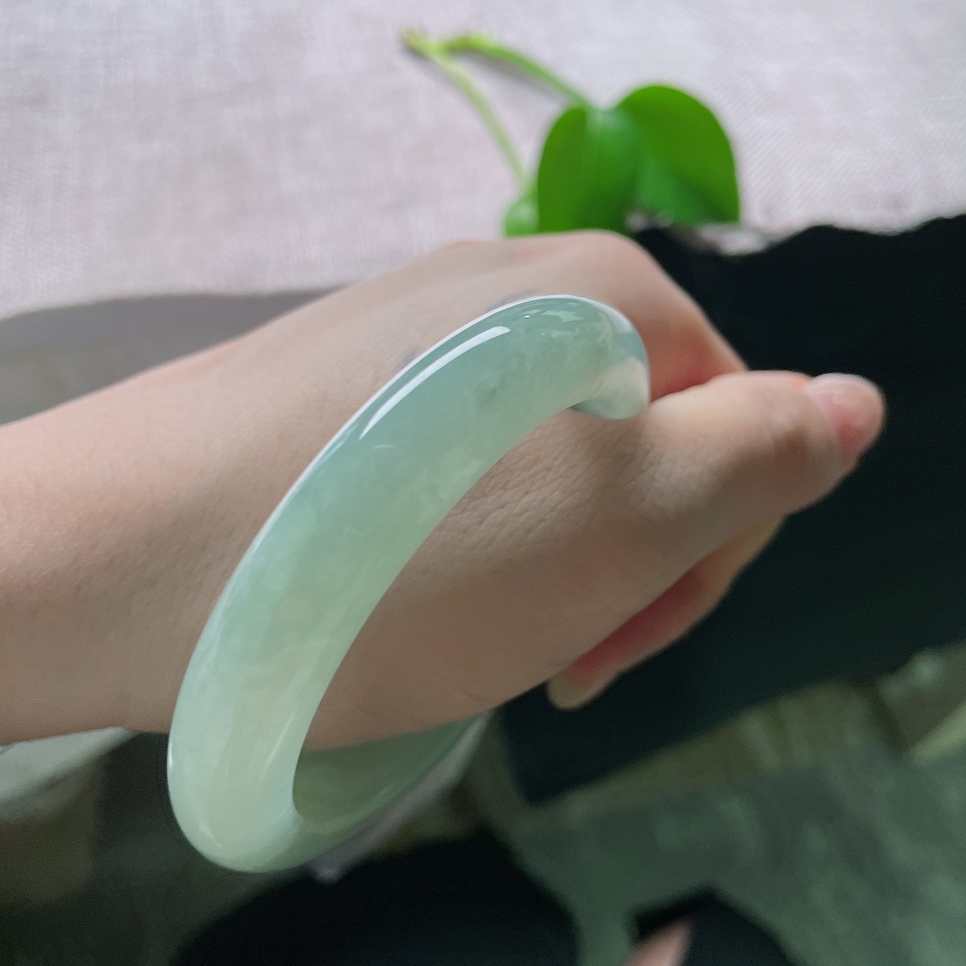 绿底正圈，皮纹，玉质细密沉敛，色调中和有度，不浓不寡，处世贵在守中道，不偏不倚，从容有度。ss585