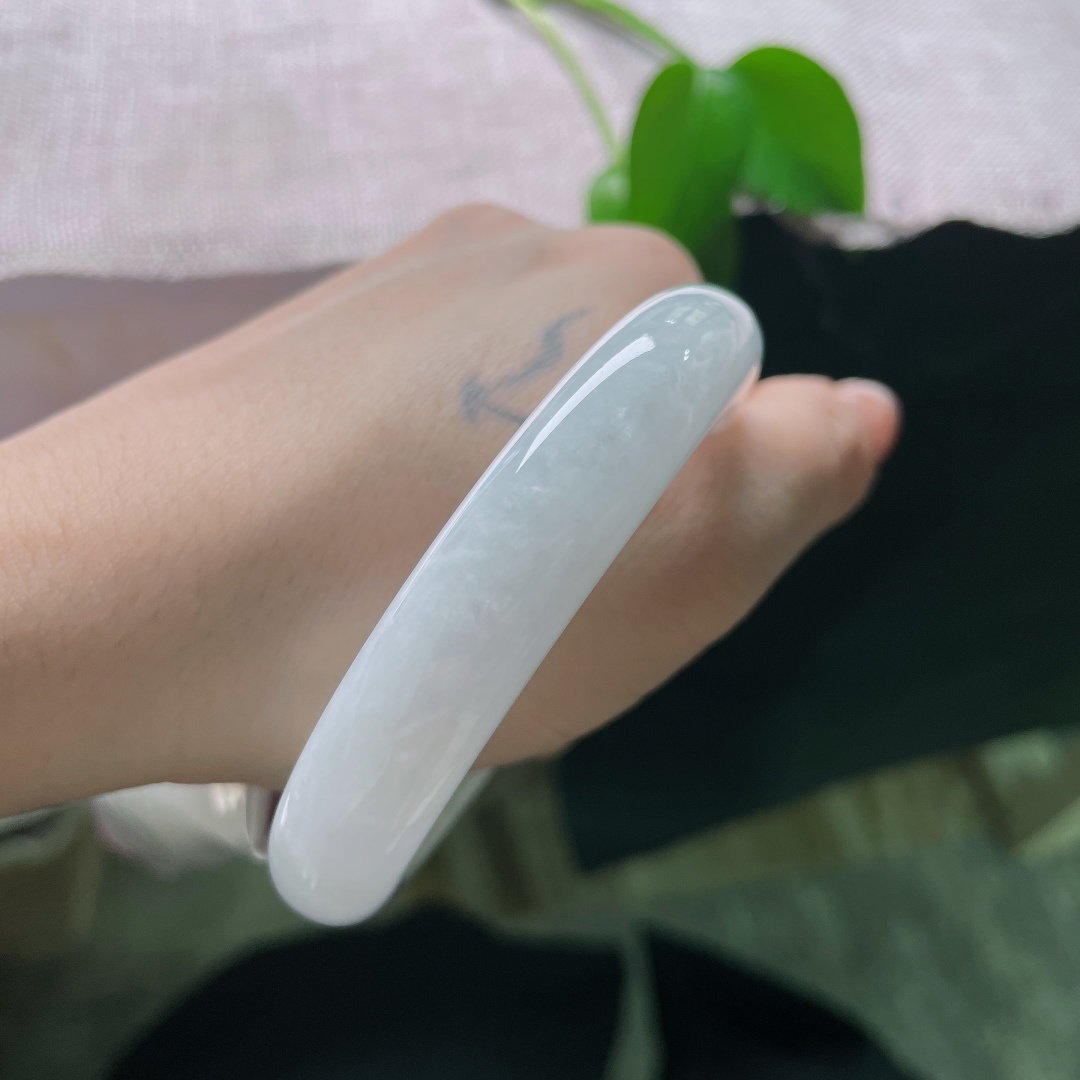 白月光正圈，棉感，玉质细腻温润，镯面抛光莹润，柔光缓缓流淌，干净素雅。ss58523a