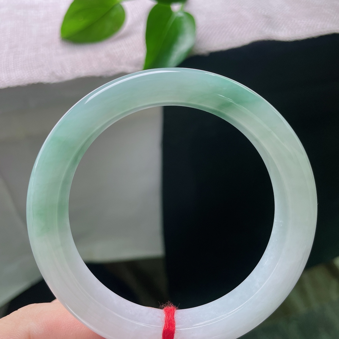 飘花正圈，横纹，素雅柔和的玉底，衬托那一缕格外灵动翠花，简约之中藏着不经意的诗意。ss57957a