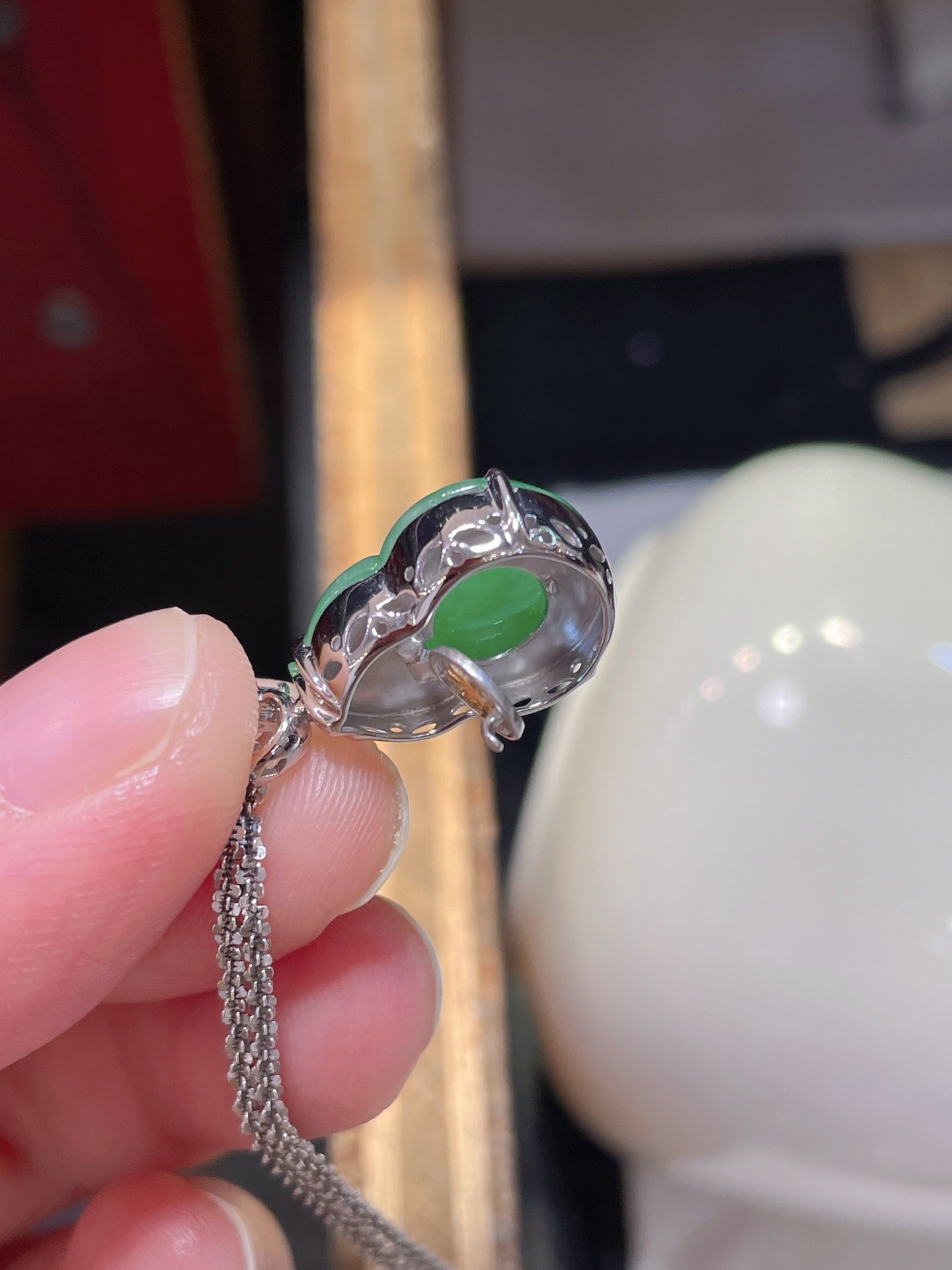 阳绿翡翠葫芦吊坠，满色，料子水润通透，种老起光。18k金镶嵌，非常时尚好看，16.5-12.5-3.9