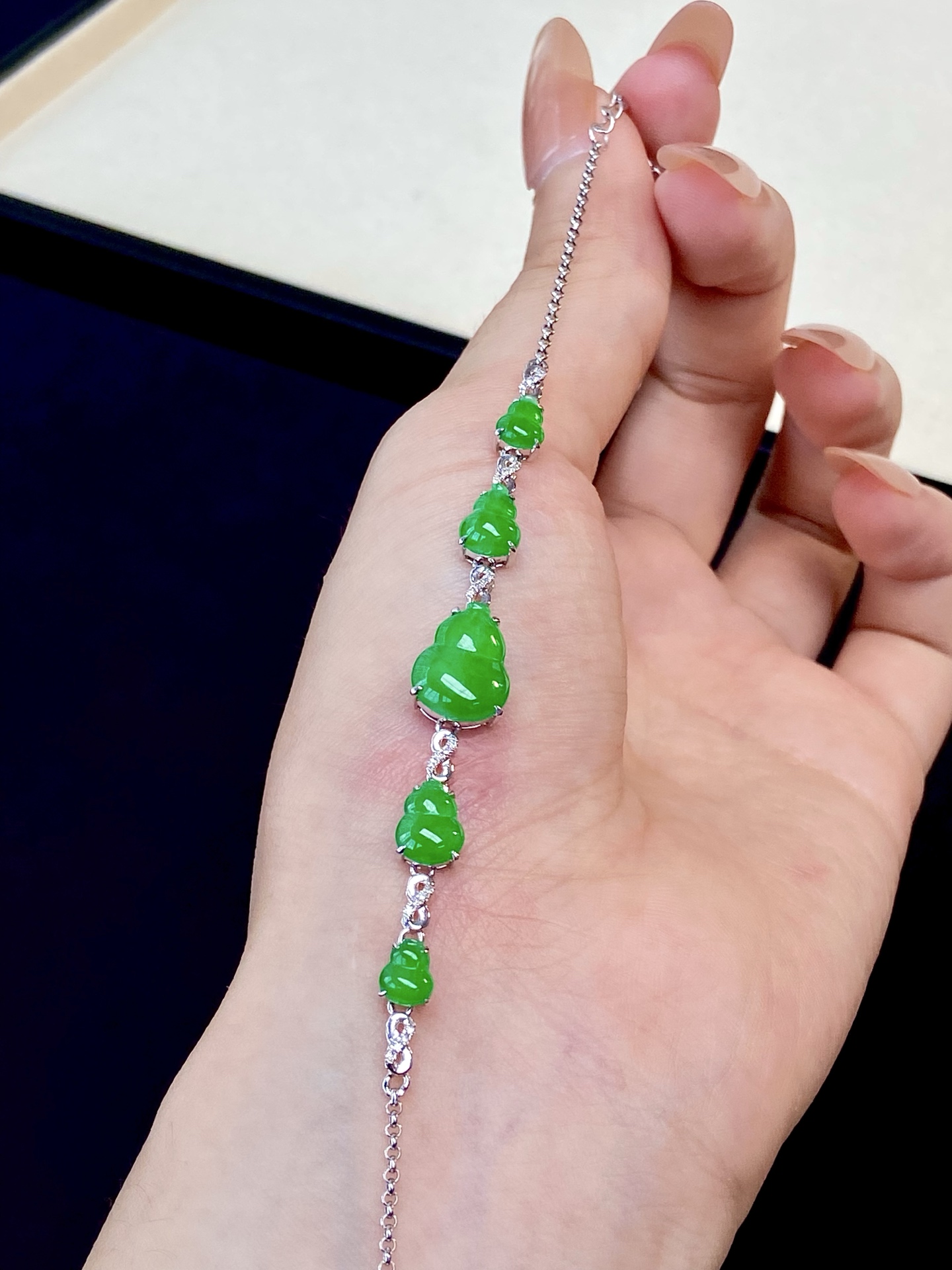 冰种阳绿葫芦手链，一腕翠色 揽进春色，简约，上手是低调又藏不住的贵气，裸石：12.3-9.3-3mm，。