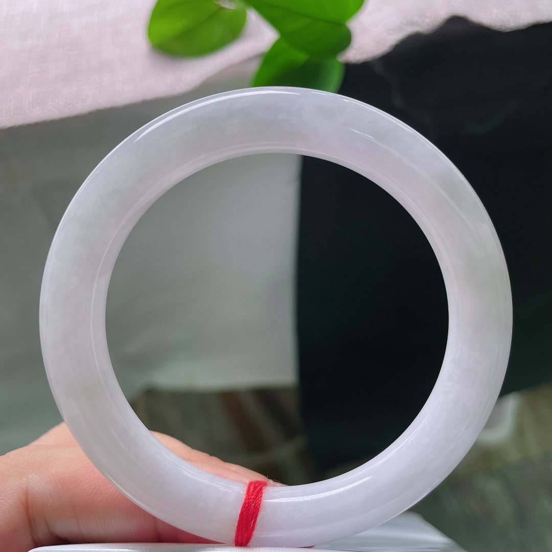 白月光圆条，一点皮纹，清润白冰底色，宛若月华融于玉间，是纯粹干净的白月光质感。ss58533a