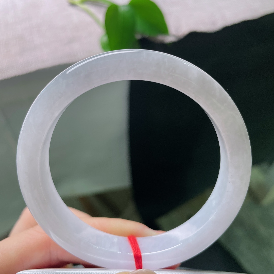 白月光正圈，一点皮纹，玉质温润细腻，如同月光凝炼而成，镯面流转淡淡的柔光。ss58532a