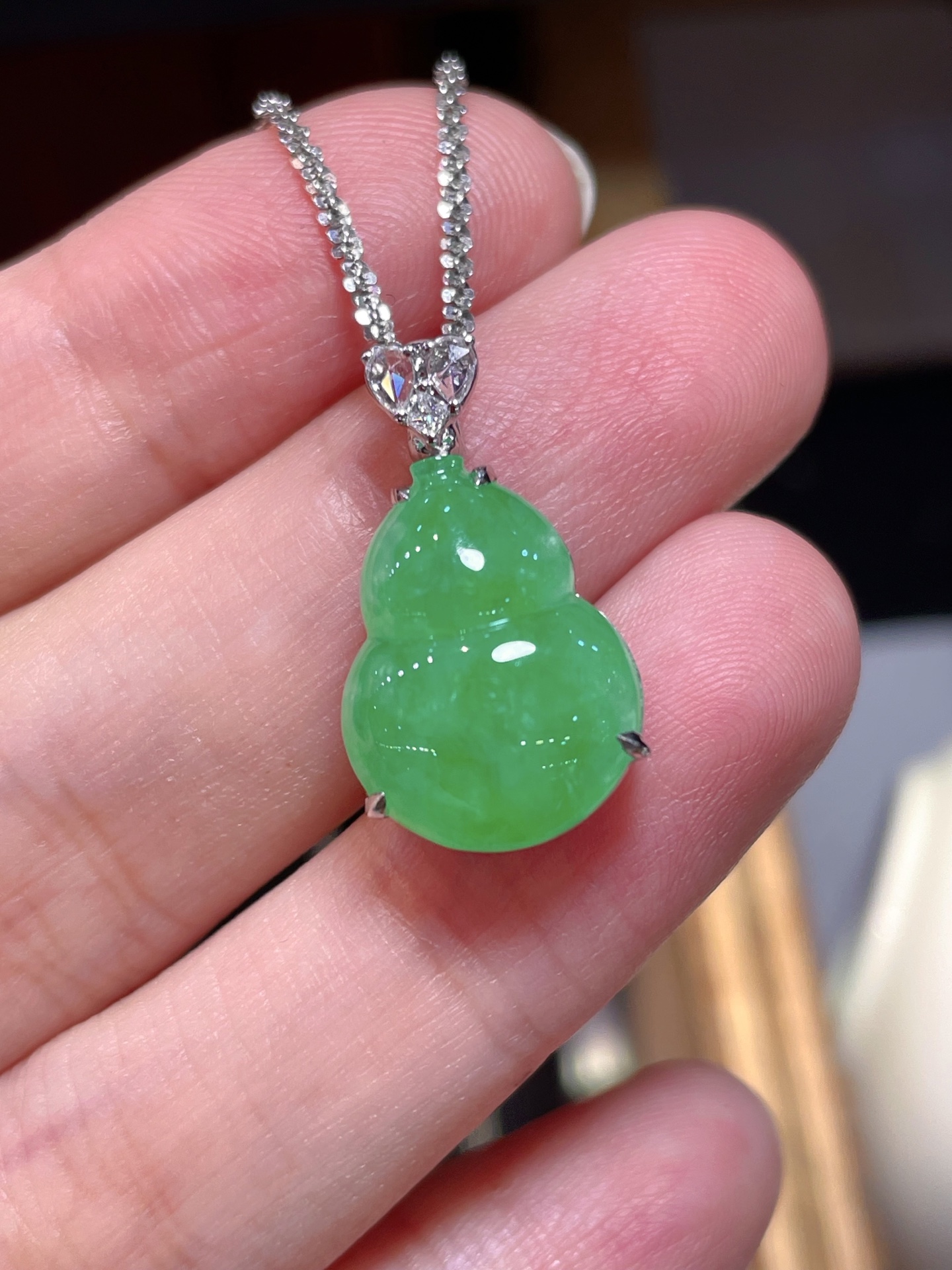 阳绿翡翠葫芦吊坠，满色，料子水润通透，种老起光。18k金镶嵌，非常时尚好看，16.5-12.5-3.9