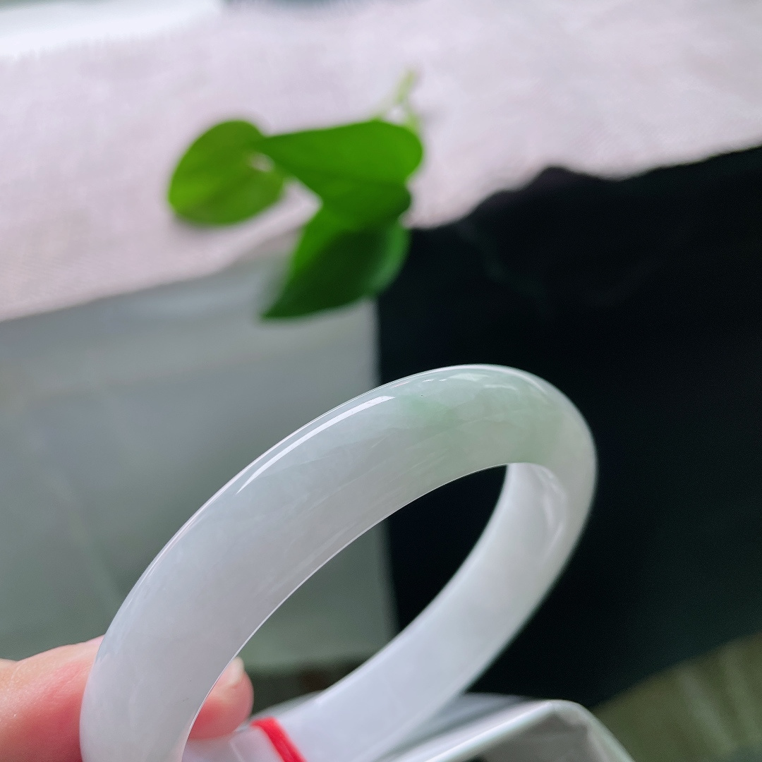 白月光正圈，一点皮纹，纯粹的玉色干净通透，似月光漫过玉体，氛围感清冷又温婉。ss58528a