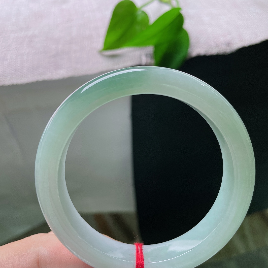 57/12.8/8.8，绿底正圈，无裂，玉质冰润细腻，水头通透灵动，镯身漾开盈盈水光，上手触感温润冰