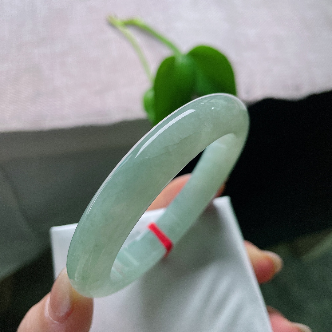绿底正圈，皮纹，玉质细密沉敛，色调中和有度，不浓不寡，处世贵在守中道，不偏不倚，从容有度。ss58517a