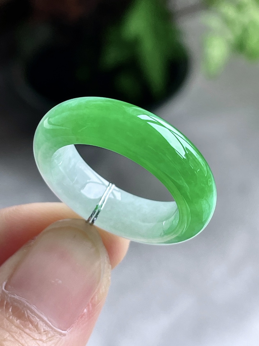 【裸石】冰飘阳绿戒圈指环【说明】缅料 无裂 性比高【尺寸】7-4.8【圈口】19号【重量】6.7克