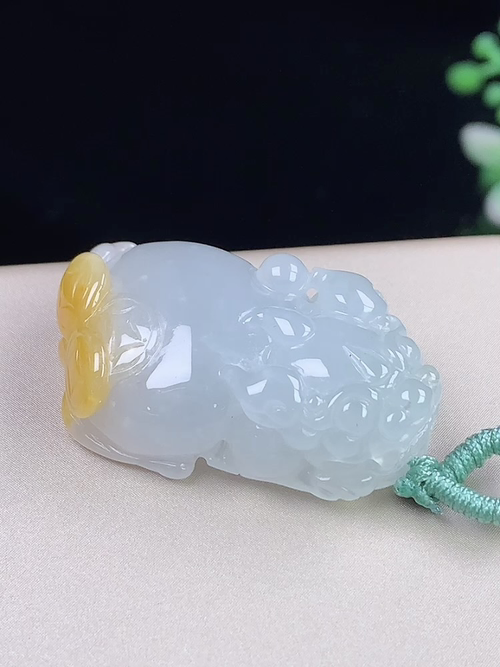 飘黄翡貔貅，无裂，尺寸30.3*17.6*9.9mm，j07jxy8