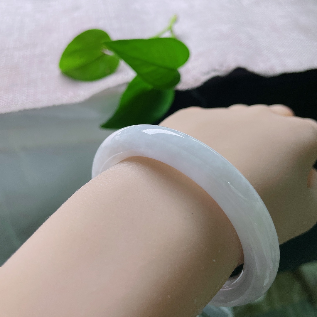 白月光圆条，一点皮纹，清润白冰底色，宛若月华融于玉间，是纯粹干净的白月光质感。ss58533a