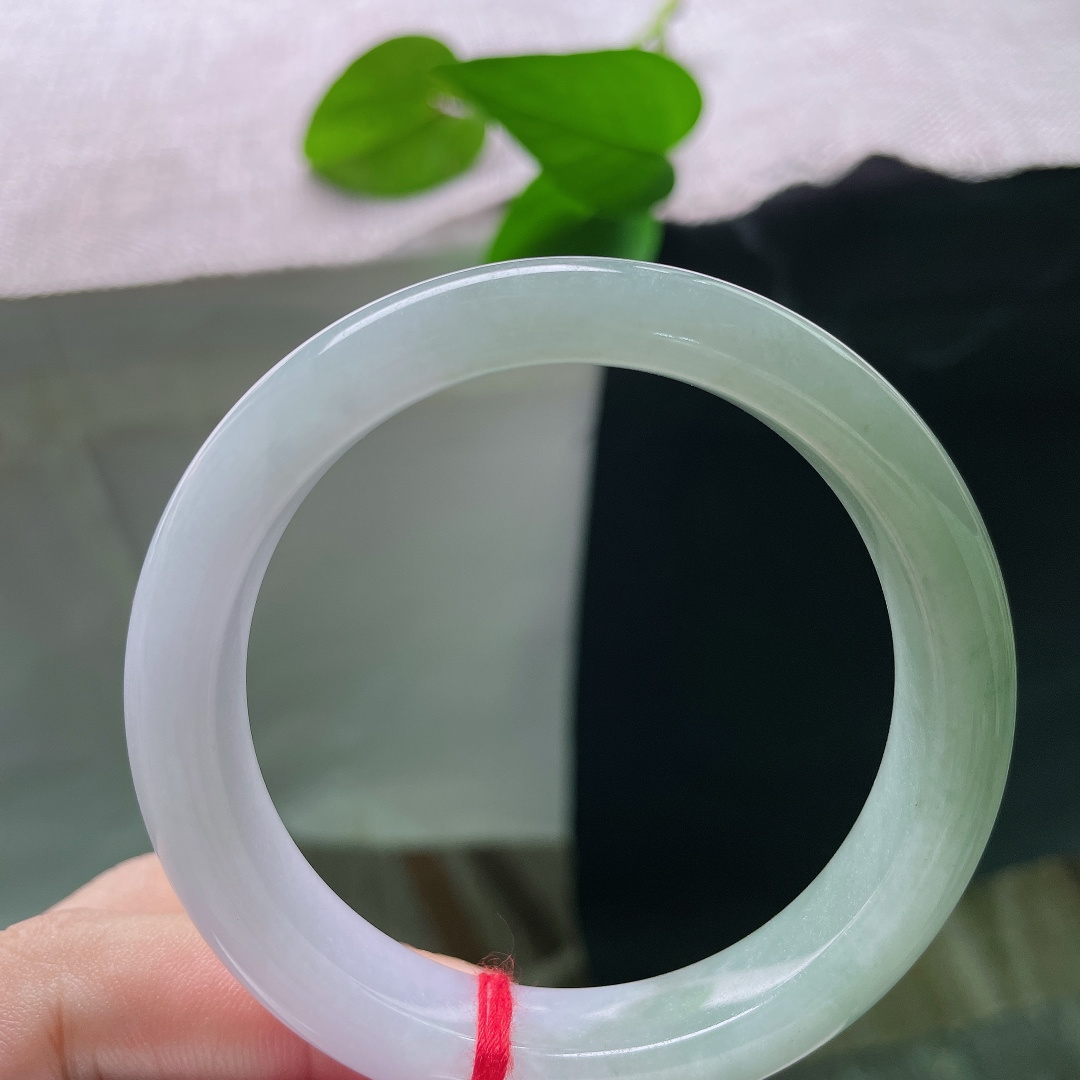 油青正圈，一点皮纹，玉质通透莹润，镯身泛着清润水光，胶感十足质感细腻。ss58451a
