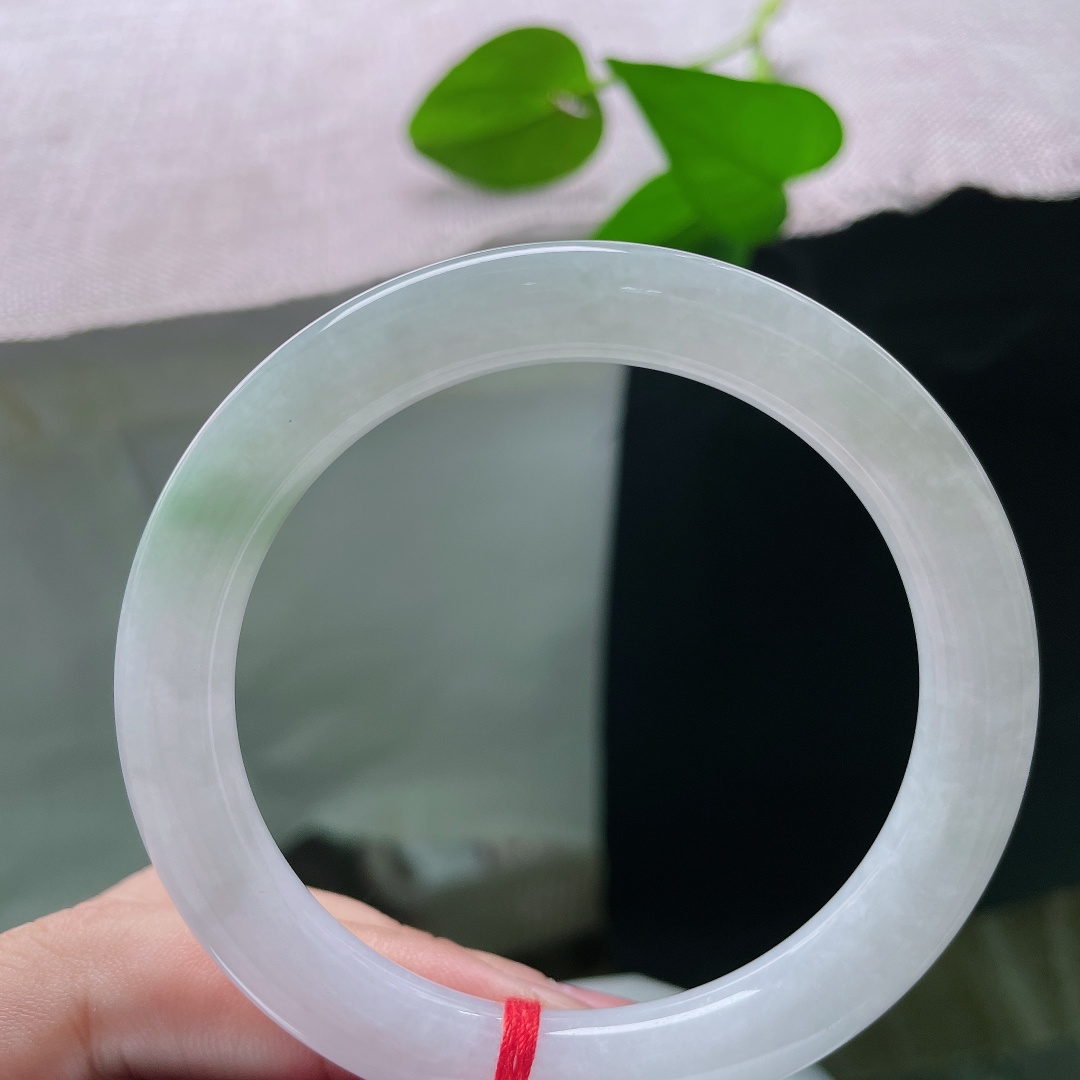 飘绿圆条，一点皮纹素净淡雅，无繁多余花色，以玉本身的素雅质感取胜。ss58525a