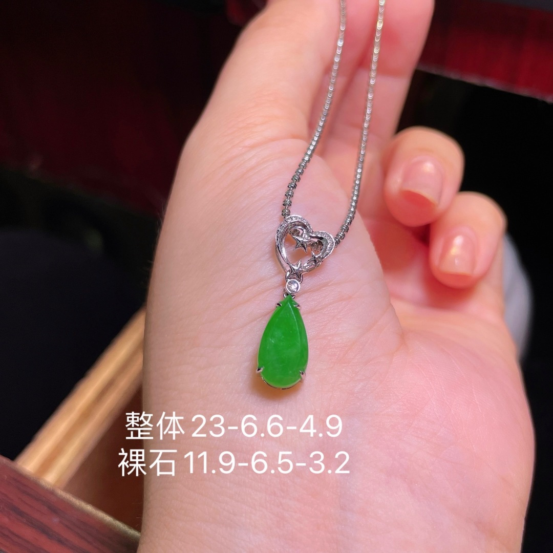 ️翡翠A货 水滴吊坠，阳绿满色，料子冰润细腻，种老起光，18k金镶真钻，上身佩戴效果很好，尺寸如