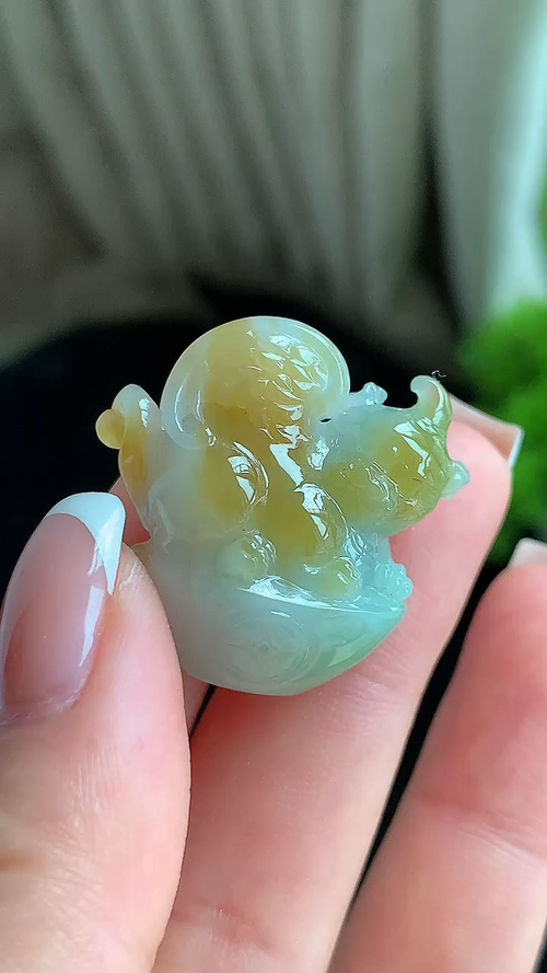 天然翡翠，冰黄飞天貔貅，尺寸27.6-28-13.2 yl95
