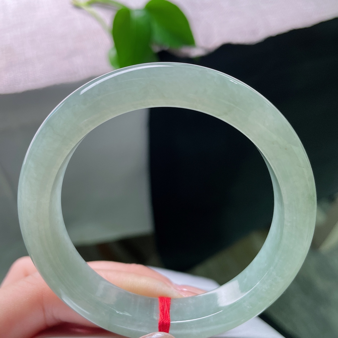 绿底正圈，皮纹，玉质细密沉敛，色调中和有度，不浓不寡，处世贵在守中道，不偏不倚，从容有度。ss58517a