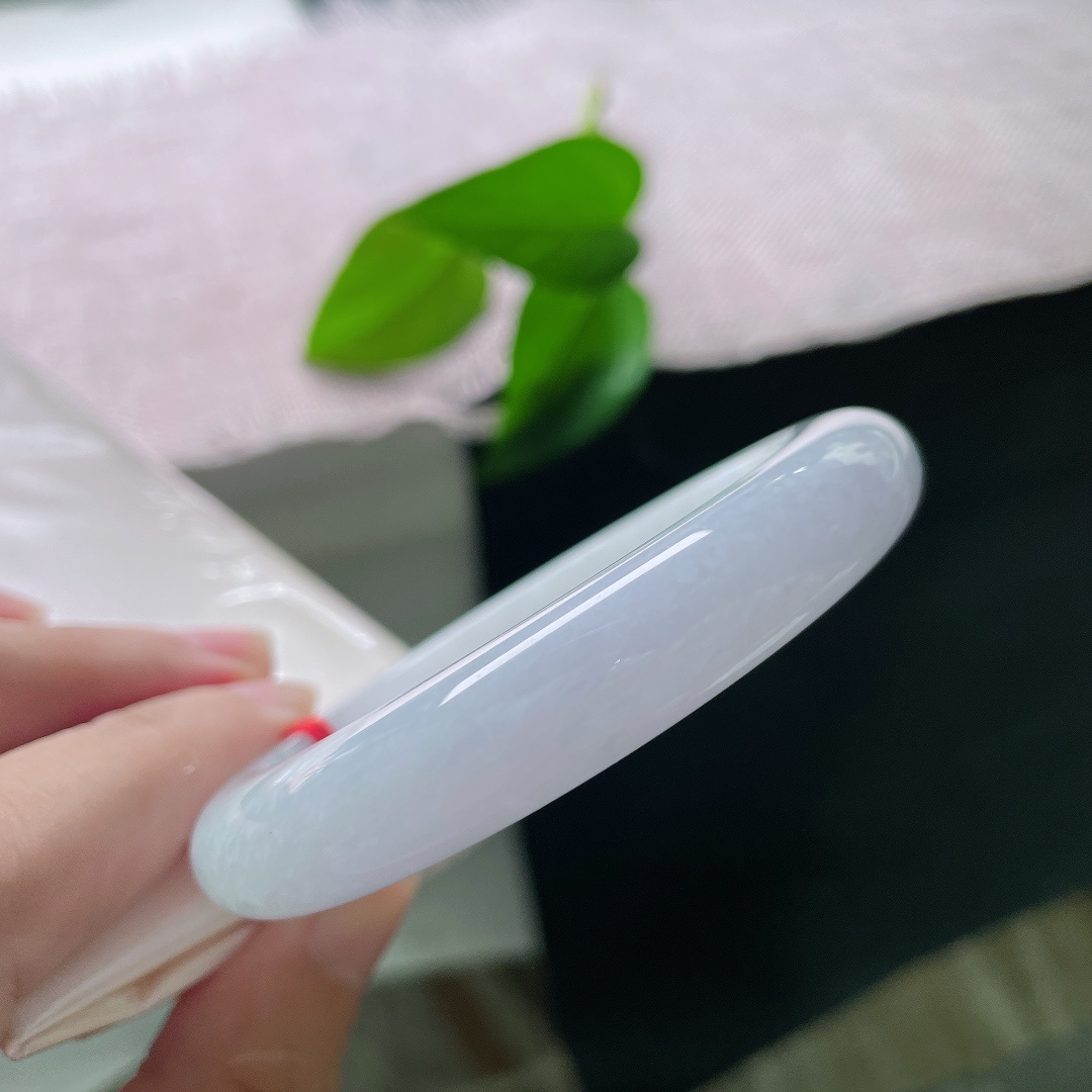 56.7/11.4/9.5，春彩正圈，一点皮纹，淡紫打底，翠色若有若无地显露，不喧嚣夺目，悄悄衬出骨子里的柔和与从容。ss58348a