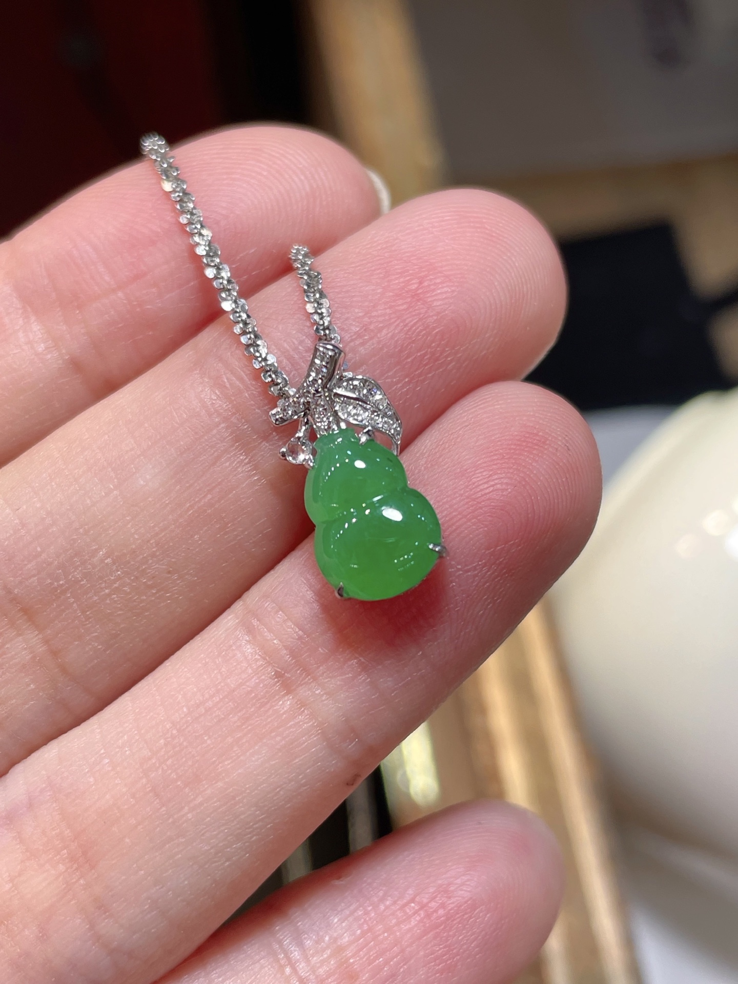 阳绿翡翠葫芦吊坠，满色，料子水润通透，种老起光。18k金镶嵌，非常时尚好看，10.1-7.5-2