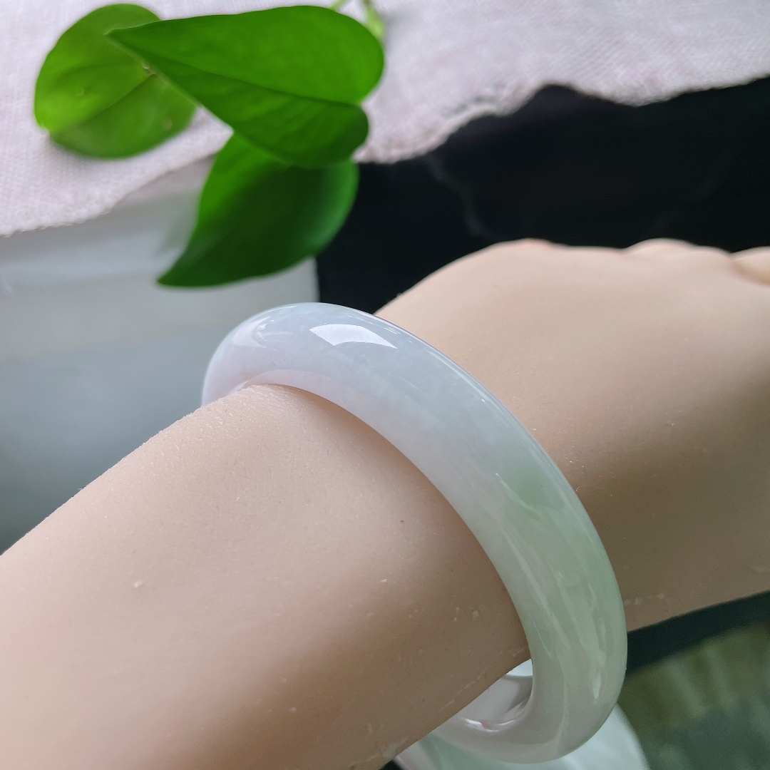 白月光正圈，一点皮纹，纯粹的玉色干净通透，似月光漫过玉体，氛围感清冷又温婉。ss58528a
