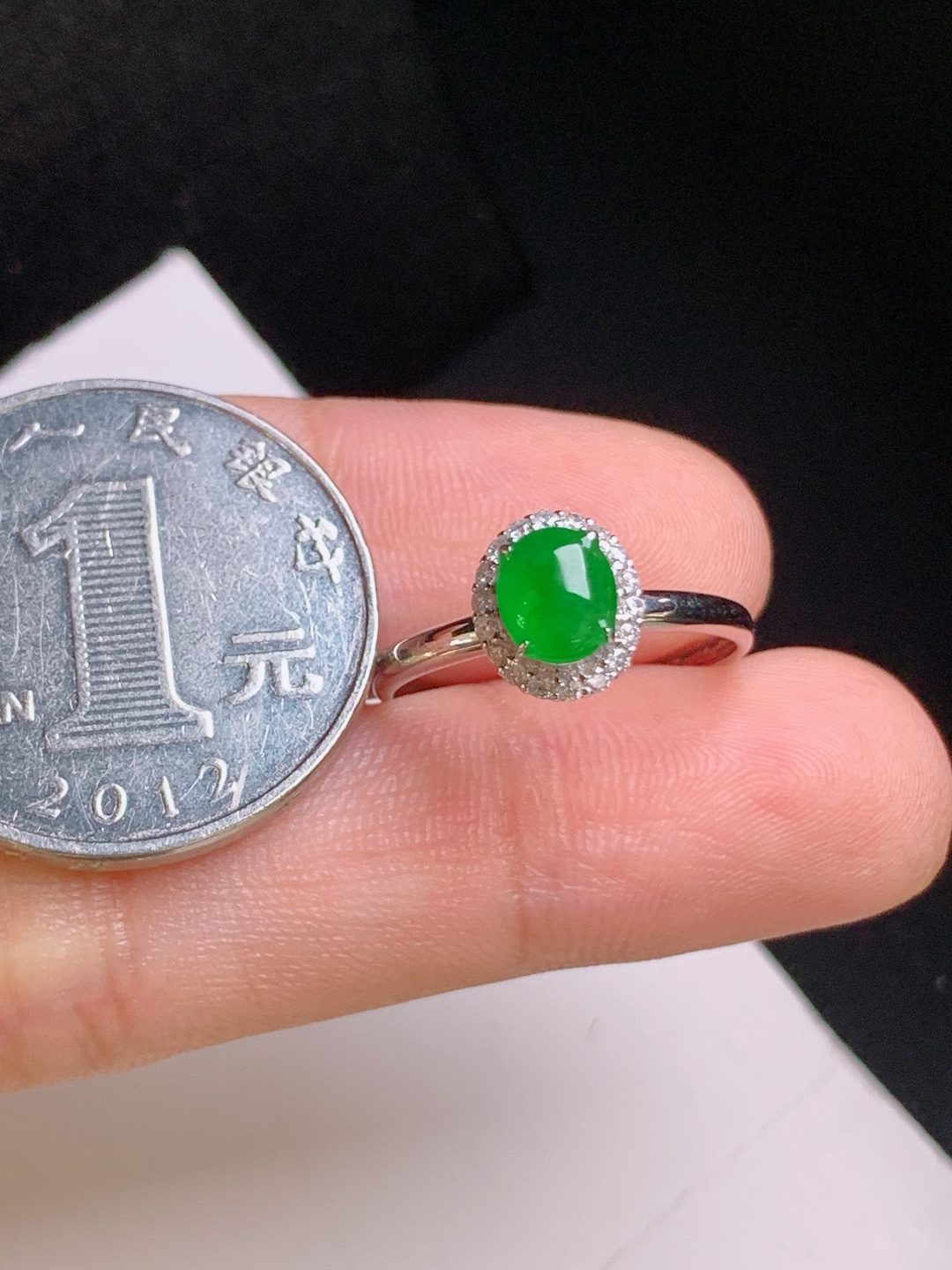 冰辣绿旦面戒指，色正种佳，围钻闪耀，贵气优雅，裸石6.1-5.1，圈口13