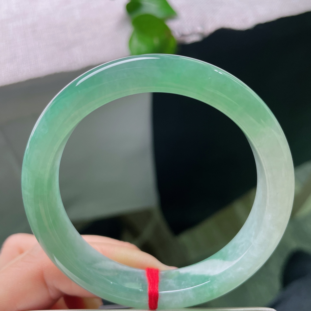 绿底正圈，无裂，水头充盈莹润透亮，色调淡雅柔和，四季佩戴舒适清爽。ss57145a
