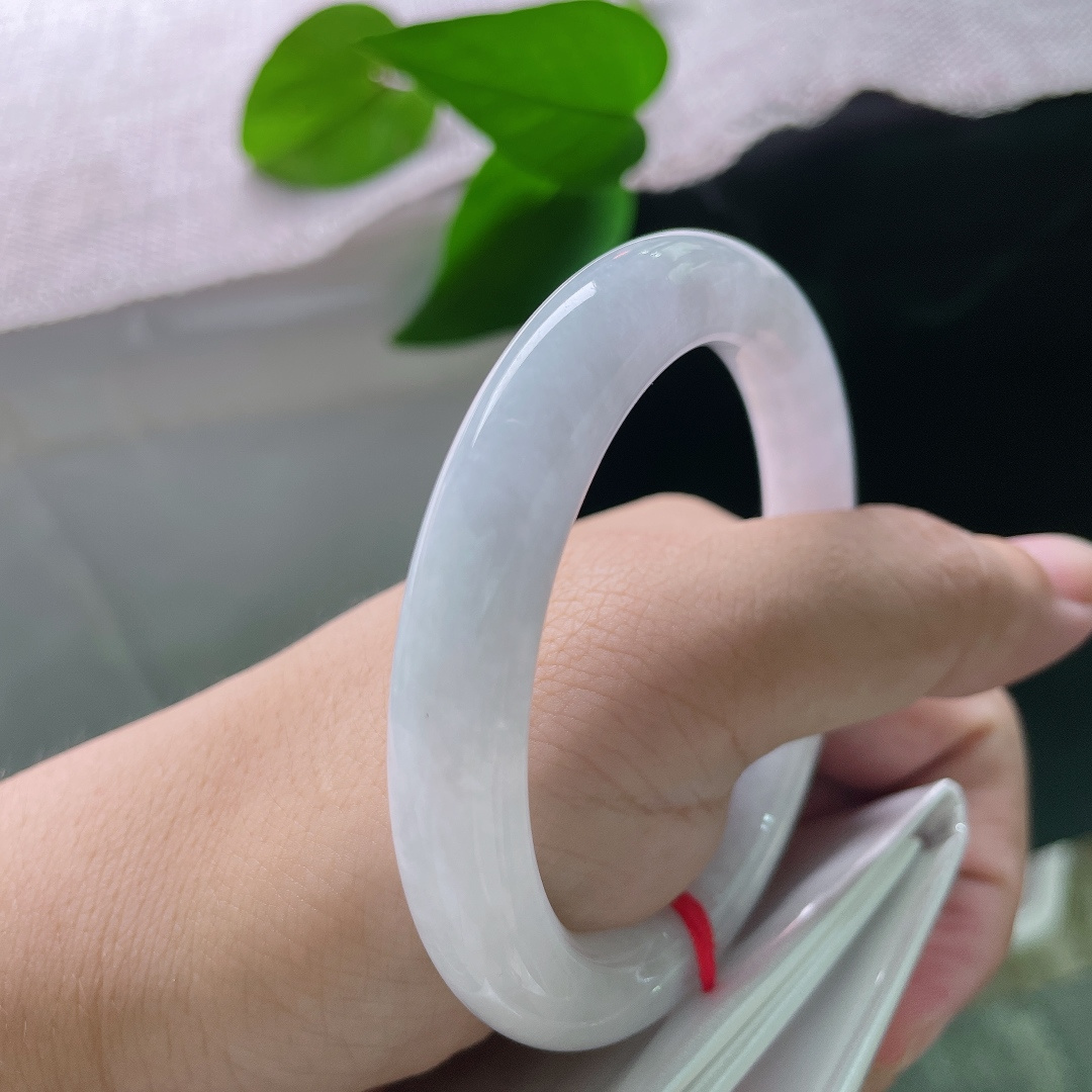 白月光圆条，一点皮纹，清润白冰底色，宛若月华融于玉间，是纯粹干净的白月光质感。ss58533a
